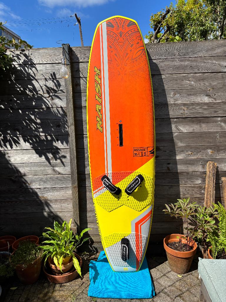 Naish Assault 2021 95L Freewaveboard, Watersport en Boten, Windsurfen, Ophalen, Gebruikt, Minder dan 250 cm, Met vin(nen)