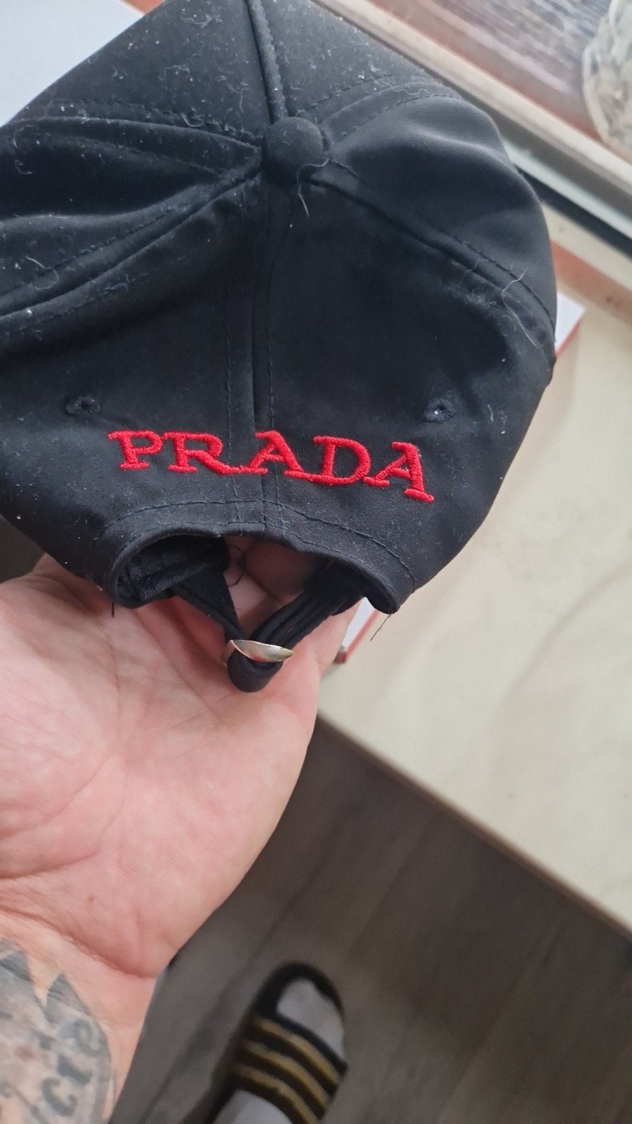 Prada pet - Zwart met rood logo, Kleding | Heren, Pet, Prada, Gedragen, One size fits all