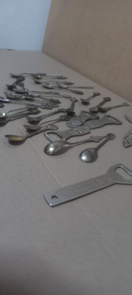Verzameling van diverse souvenirlepeltjes en openers, Ophalen of Verzenden