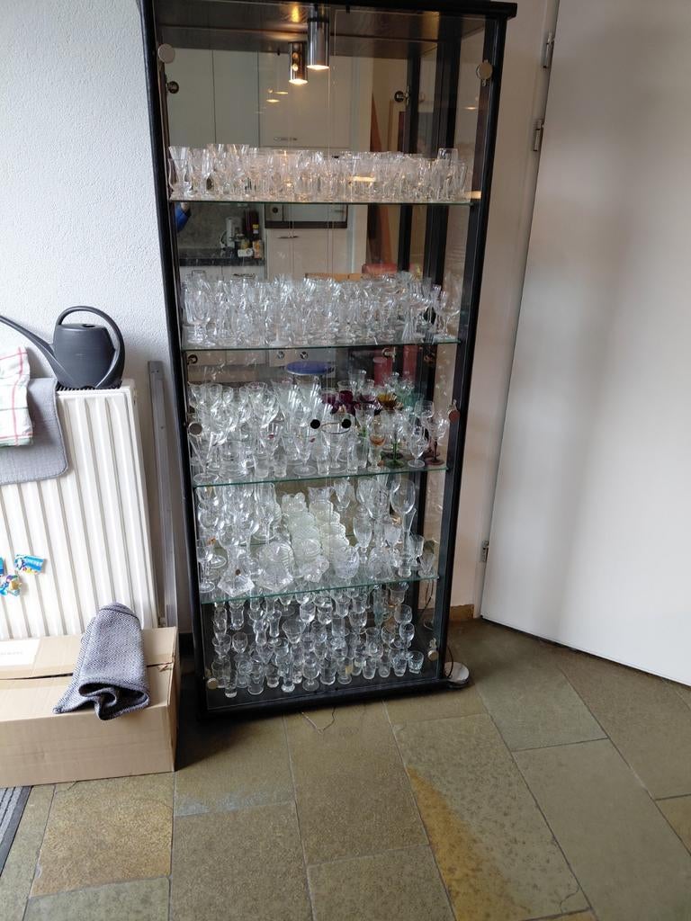 Glazen vitrinekast met verlichting en heel veel borreltjes!, Ophalen, 50 tot 100 cm, Zo goed als nieuw, 150 tot 200 cm