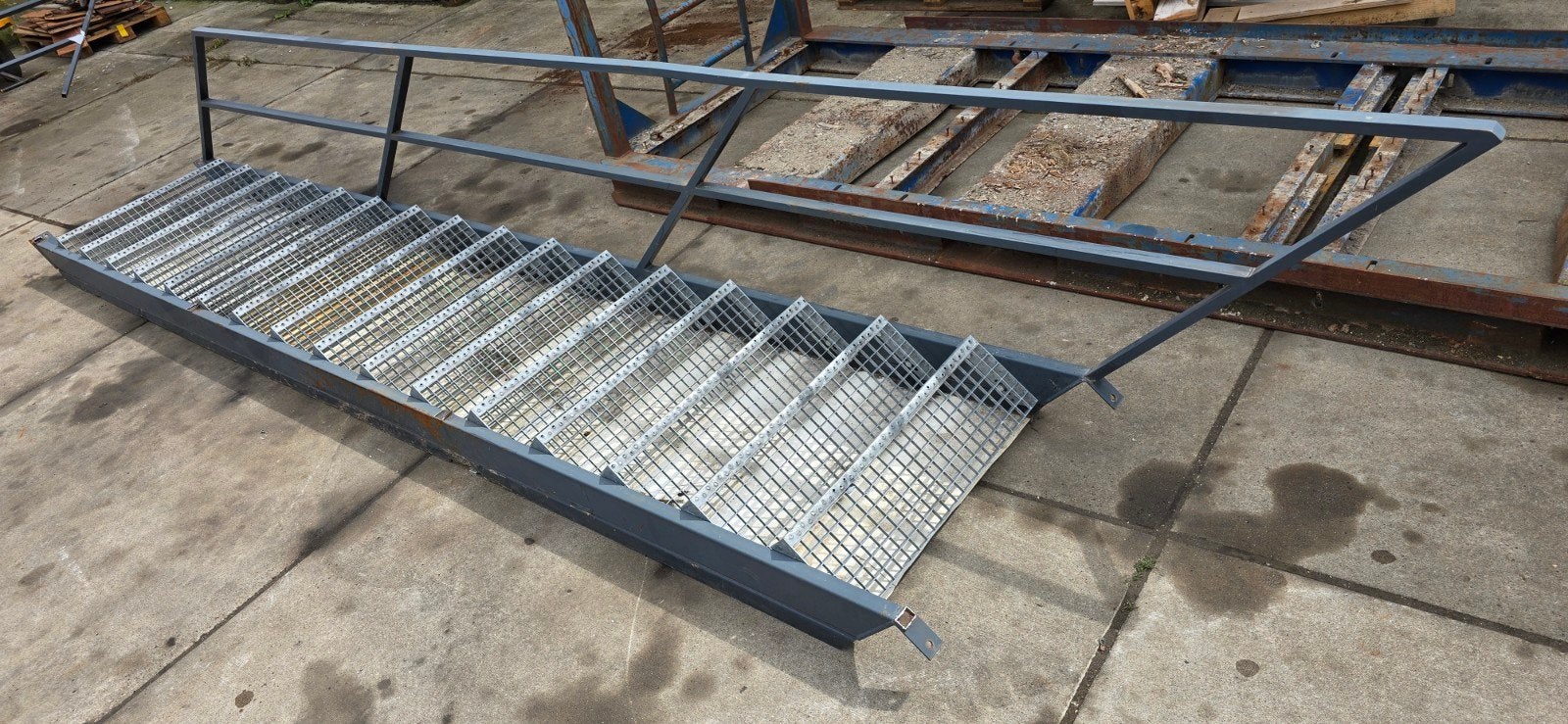 Metalen trap voor bedrijfshal loods / werkplaats / magazijn, Ophalen, Gebruikt, Trap, 2 tot 4 meter