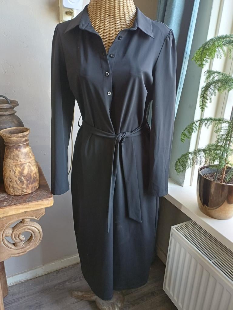 Zwarte Zoso travelstof jurk met band in taille M, Maat 38/40 (M), Zwart, Nieuw, Ophalen of Verzenden