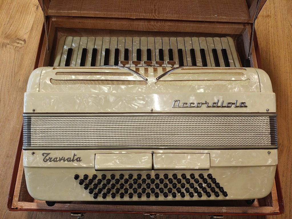 Accordiola Traviata parelmoer kleur, Ophalen, 80-bas, Met koffer, Toetsaccordeon