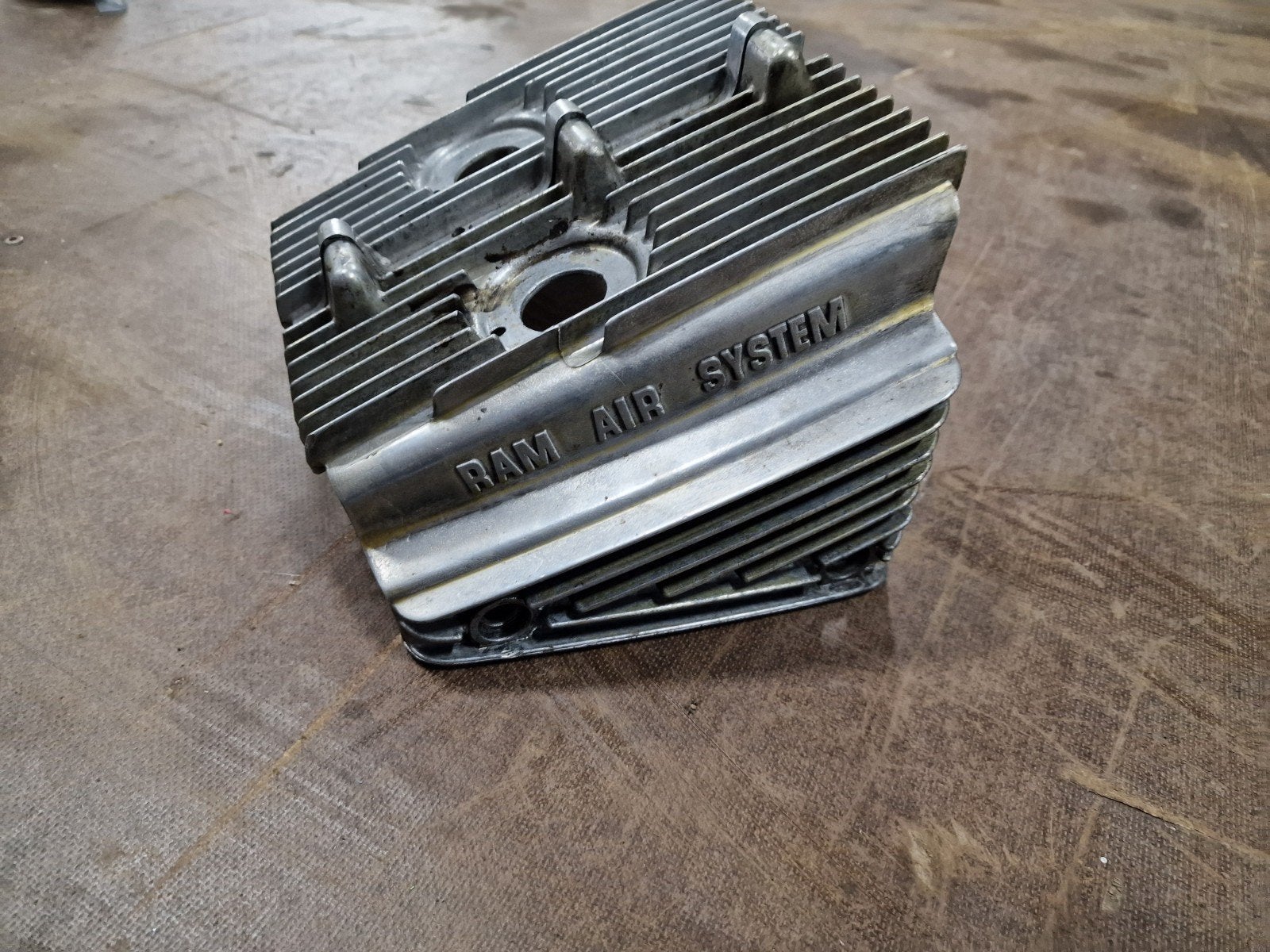 Suzuki GT250 Ram Air koelkappen cilinder. Zeer mooi!

Prijs, Ophalen of Verzenden