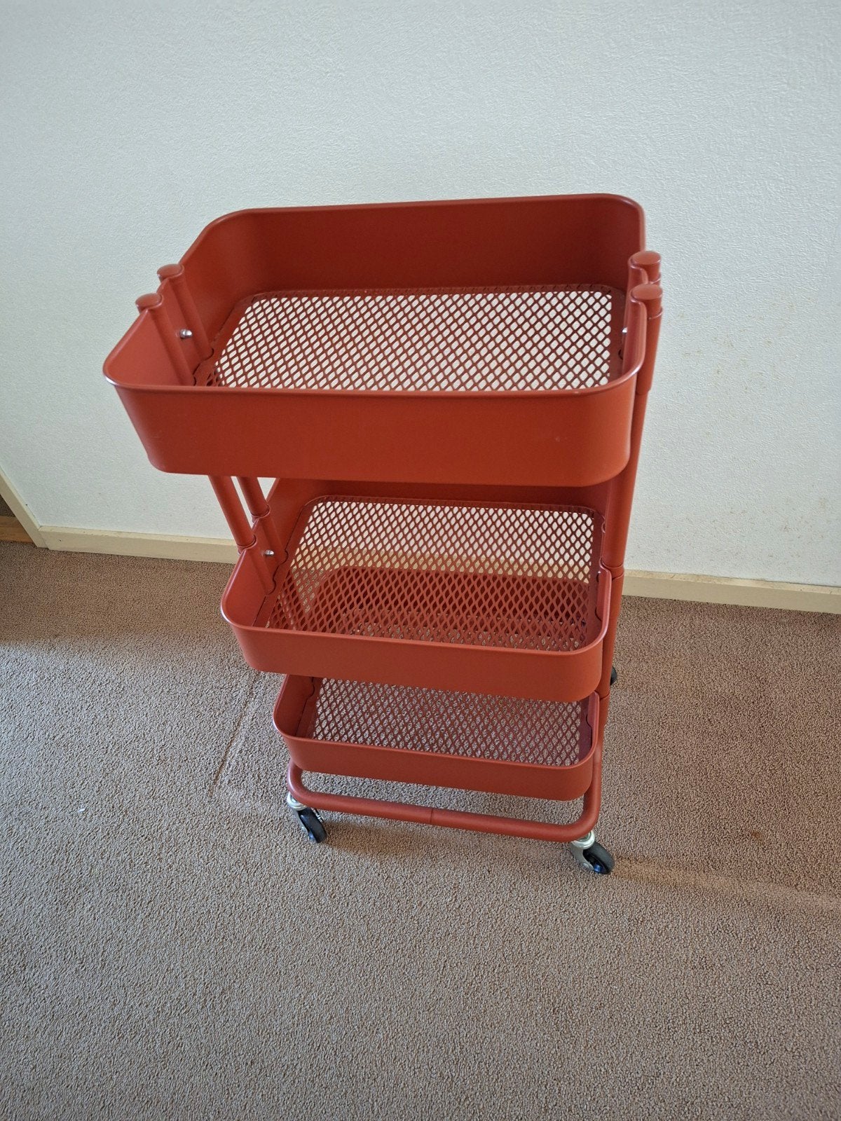 Rode metalen rolwagen met 3 van ikea bruin /donker rood., Ophalen, Zo goed als nieuw