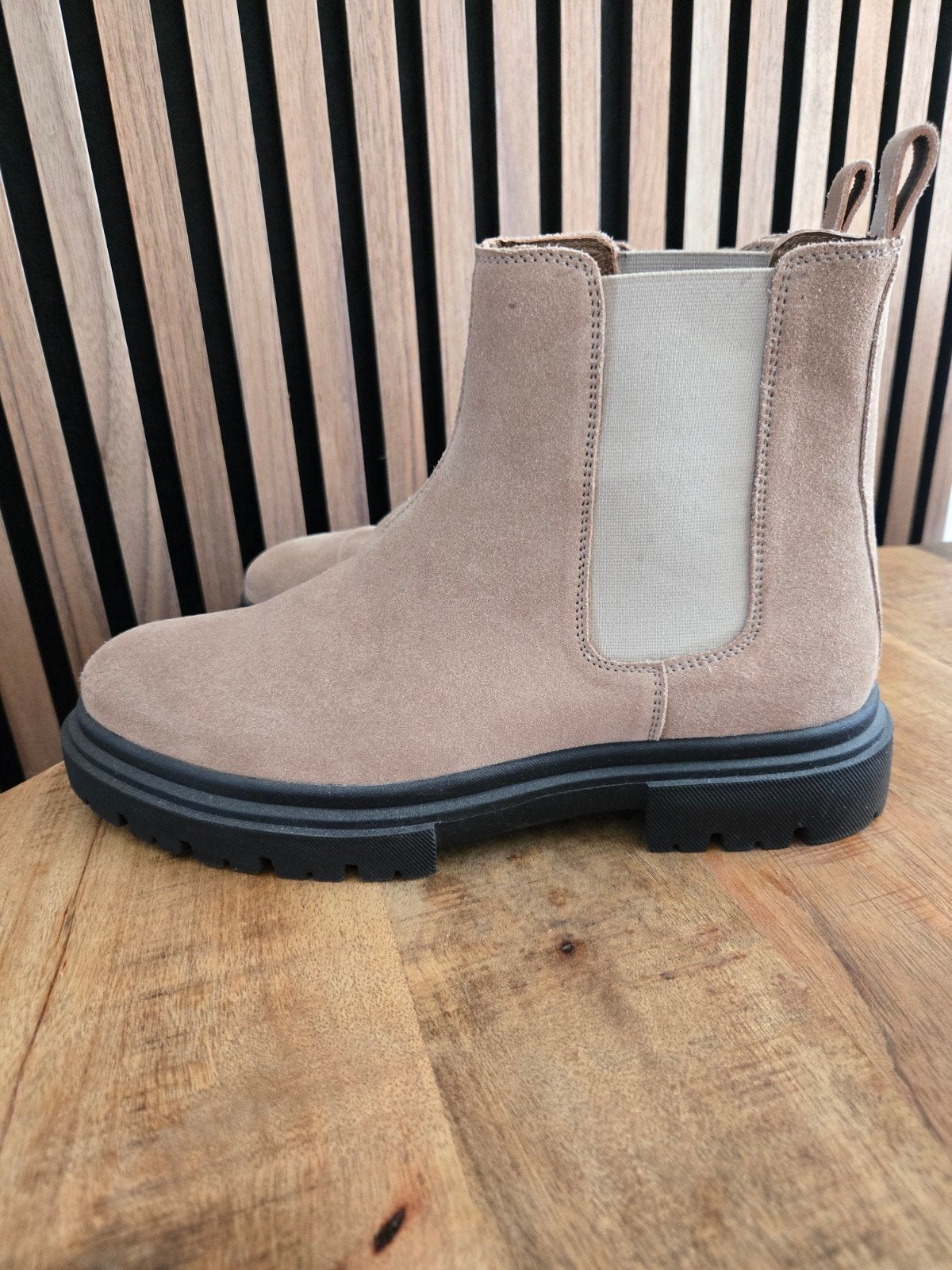 Nieuwe beige suède chelsea boots maat 39, Ophalen of Verzenden, Nieuw