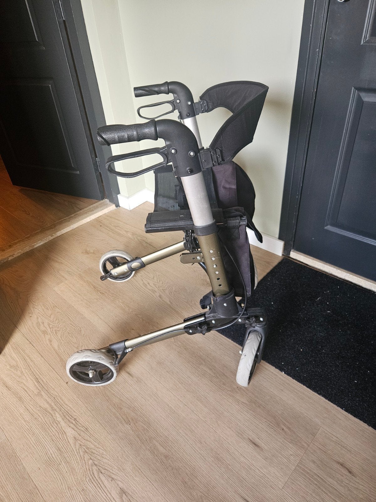 mooie lichte rollator, Ophalen, Zo goed als nieuw