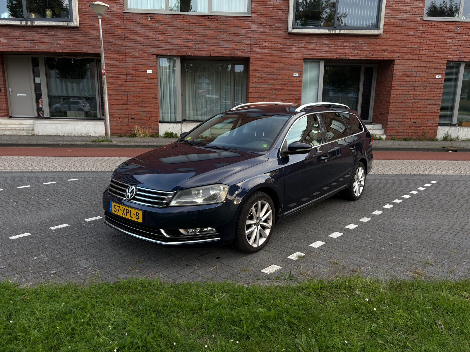 Volkswagen Passat 1.6 TDI Highline Dealer onderhouden, Auto's, Voorwielaandrijving, Zwart, 4 cilinders, Blauw