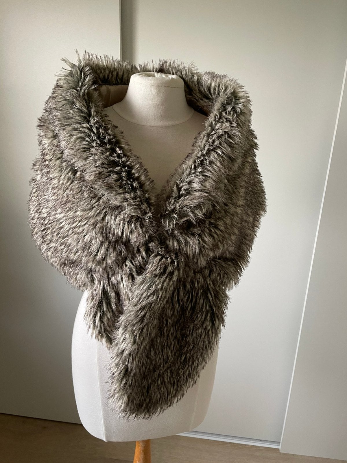 Warme stola mantel nooit gedragen zie beschrijving, Kleding | Dames, Ophalen of Verzenden, Nieuw, Sjaal