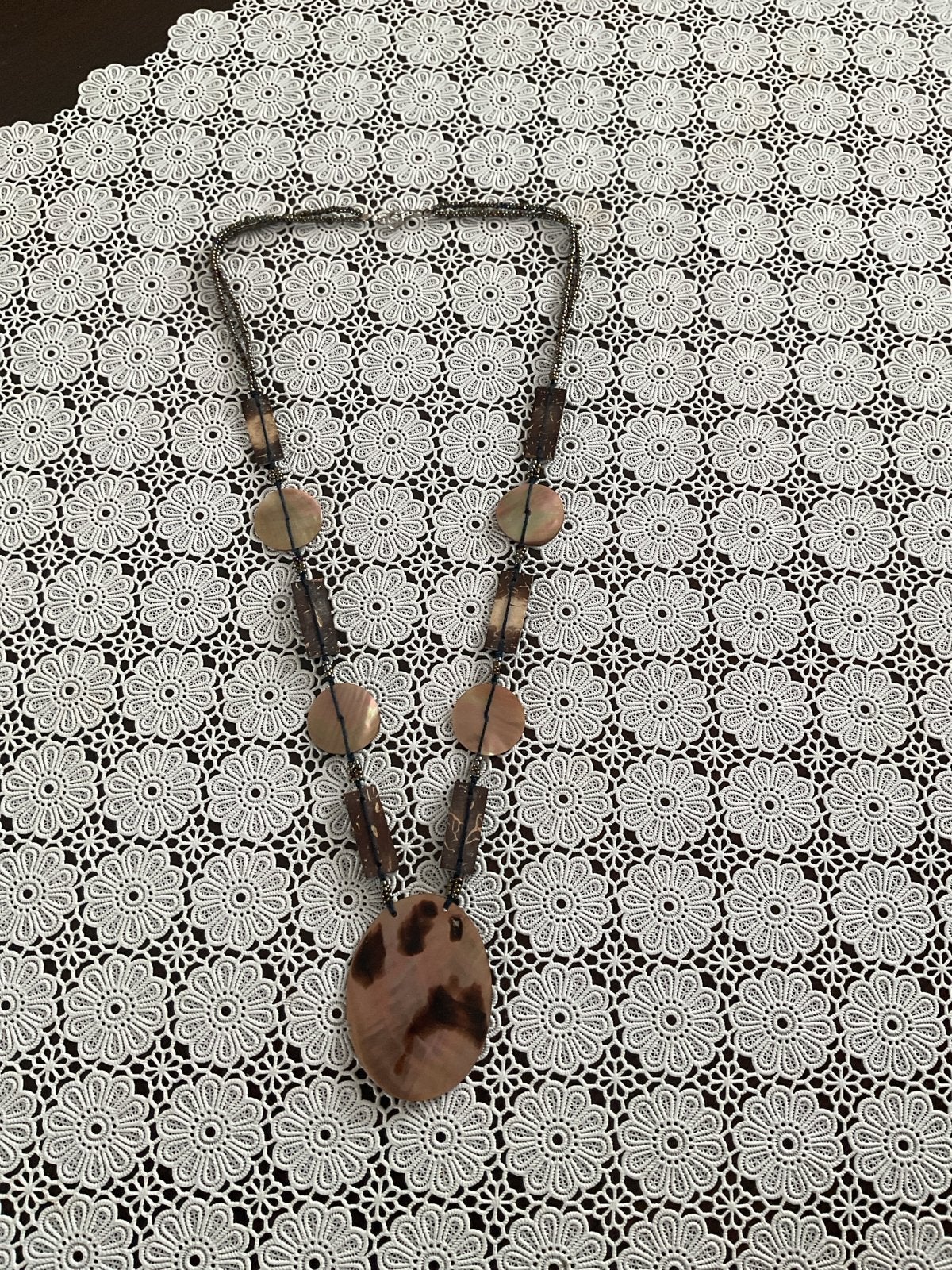Lange ketting met  hanger - 63 cm, Bruin, Ophalen of Verzenden, Zo goed als nieuw, Overige materialen