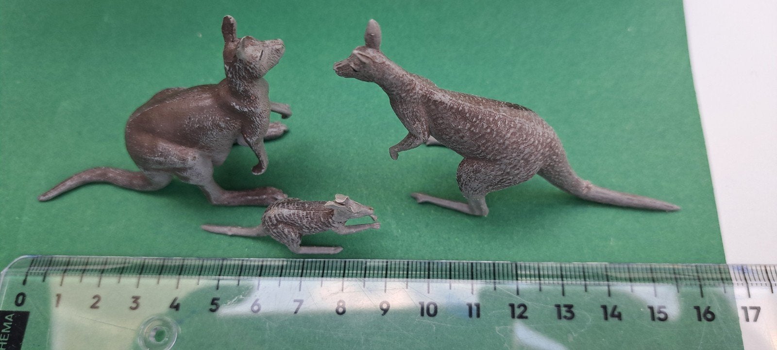 Britains, 3 kangoeroes. 1 met kleintje in buidel. Compleet, Verzamelen, Ophalen of Verzenden, Gebruikt, Wild dier, Beeldje of Figuurtje