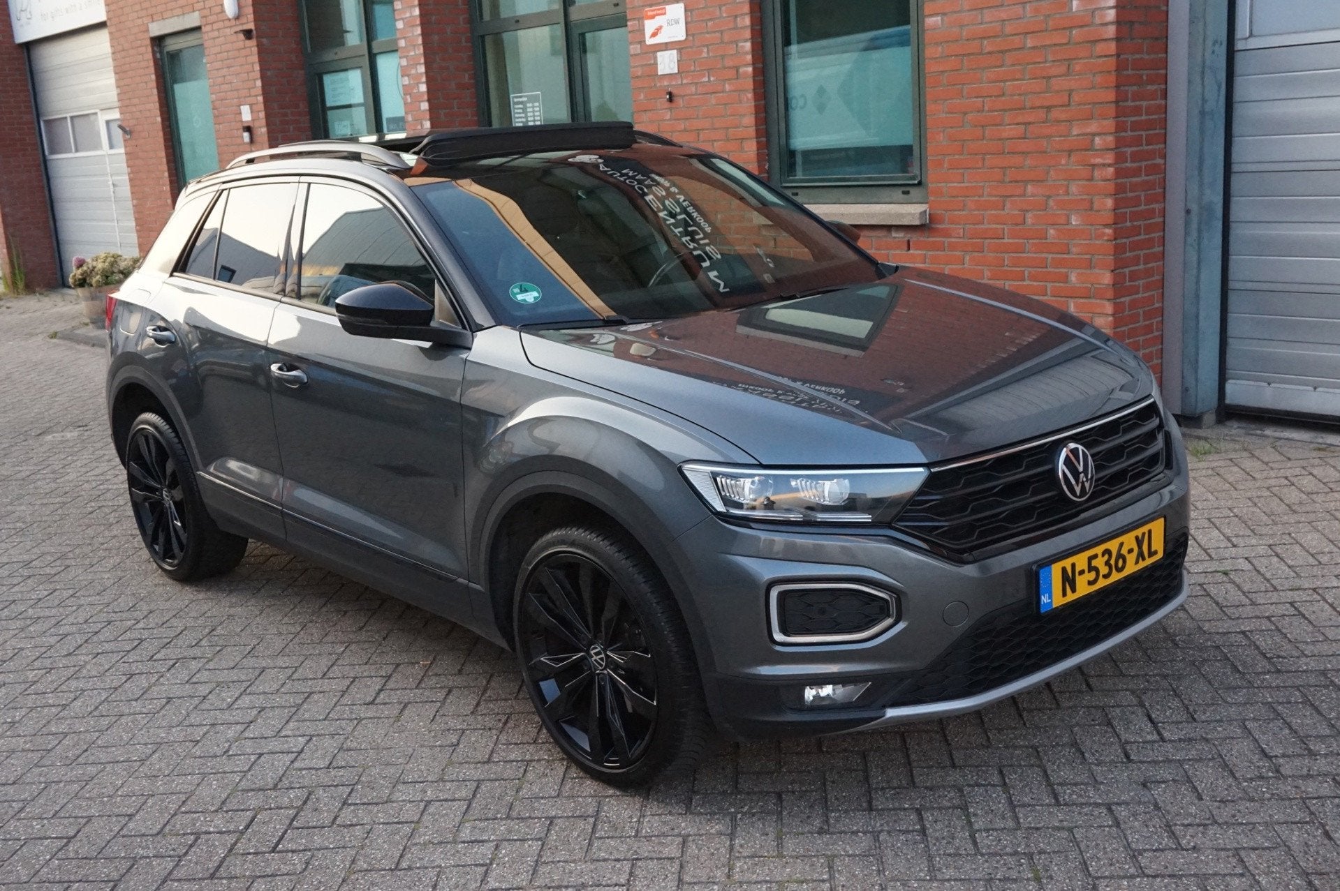 Volkswagen T-Roc 1.5 TSI Sport Pano, Keyless Beats, Auto's, Volkswagen, 4 cilinders, 150 pk, Leder en Stof, Origineel Nederlands