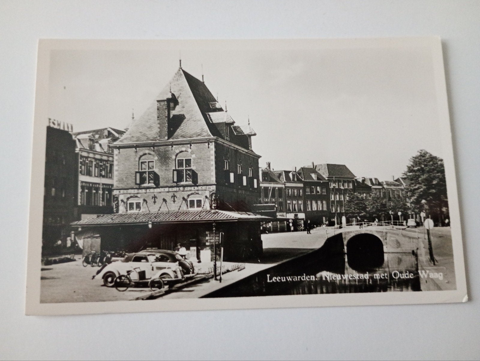 Leeuwarden Nieuwestad Waag met Auto's, Ophalen of Verzenden, 1940 tot 1960, Ongelopen, Friesland
