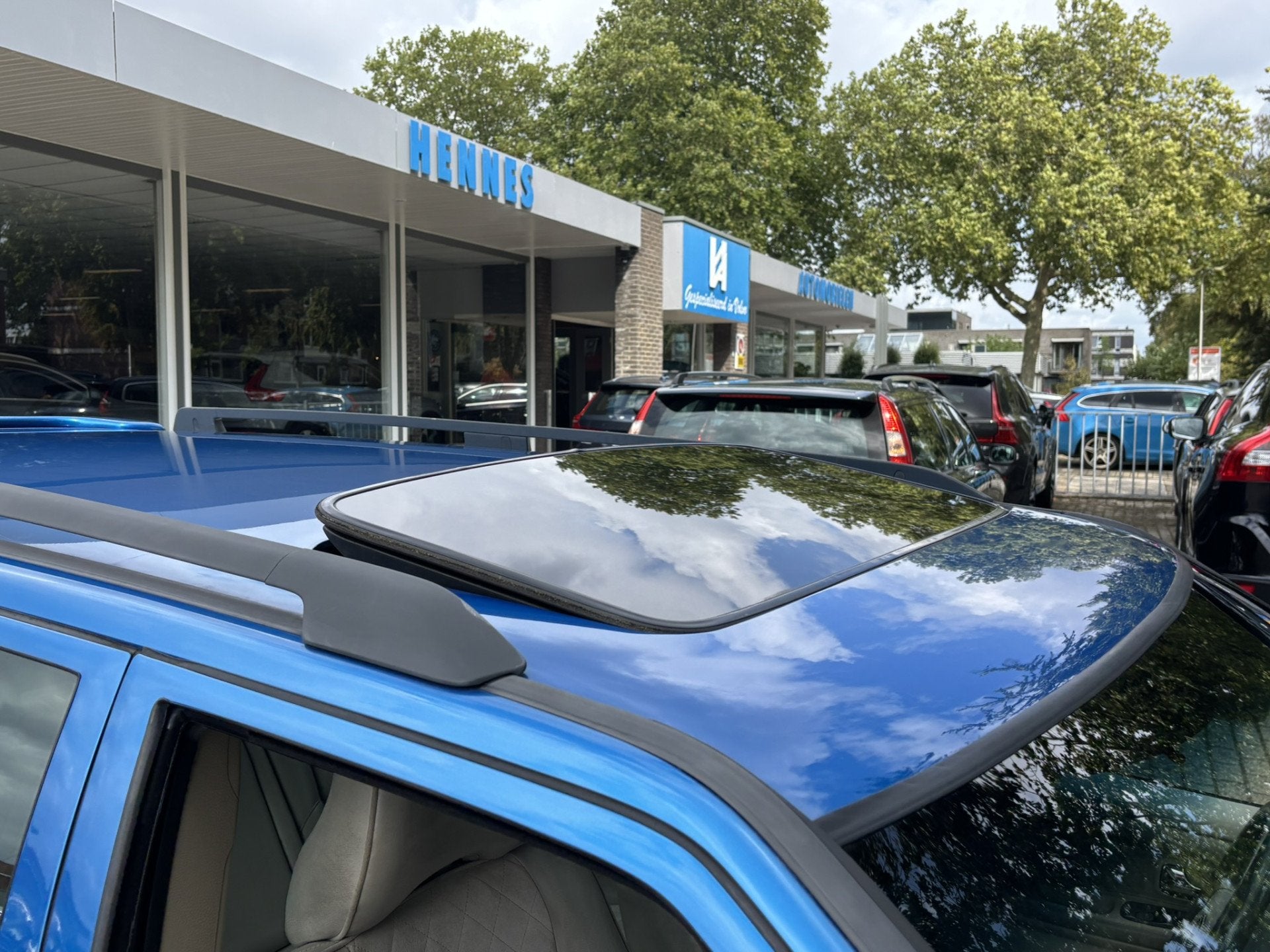Volvo V70 2.4 R 265pk AWD LASER BLUE Schuifdak Family, foto 12