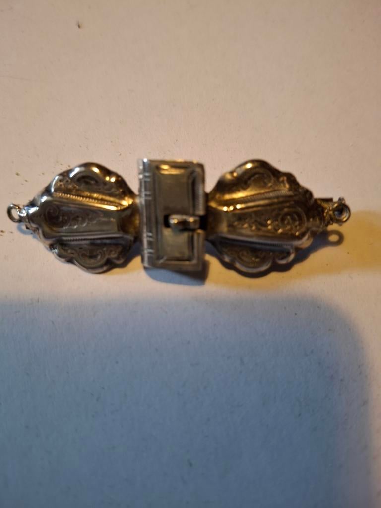 Zilveren broche  bijbelslot, Ophalen of Verzenden