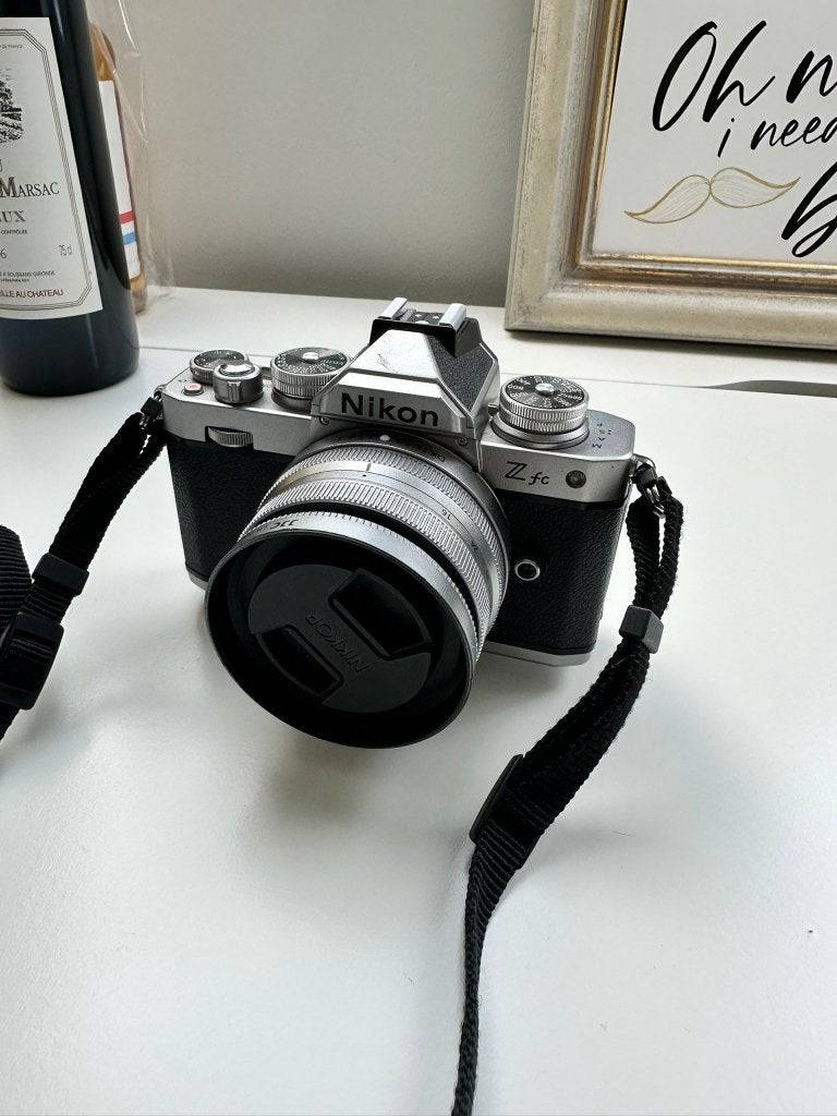 Nikon Z fc Silver Edition camera met extra lens en statief, Gebruikt, 25 megapixels, Ophalen of Verzenden, Oplader