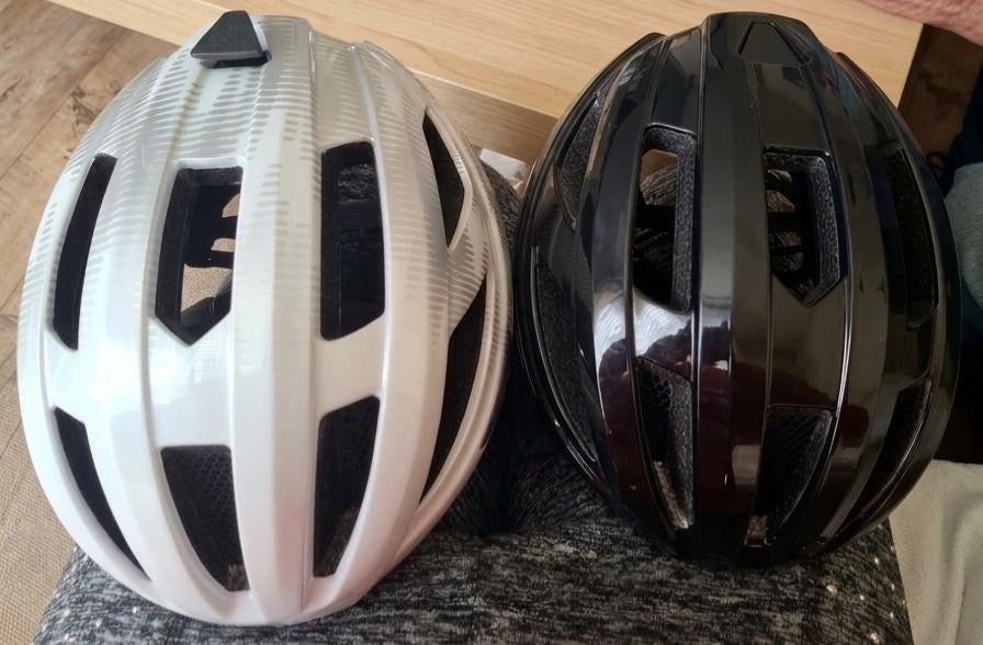 2 fietshelmen - zwart en wit - op te halen in Den Haag, Gebruikt, Onbekend, Overige maten, Ophalen of Verzenden