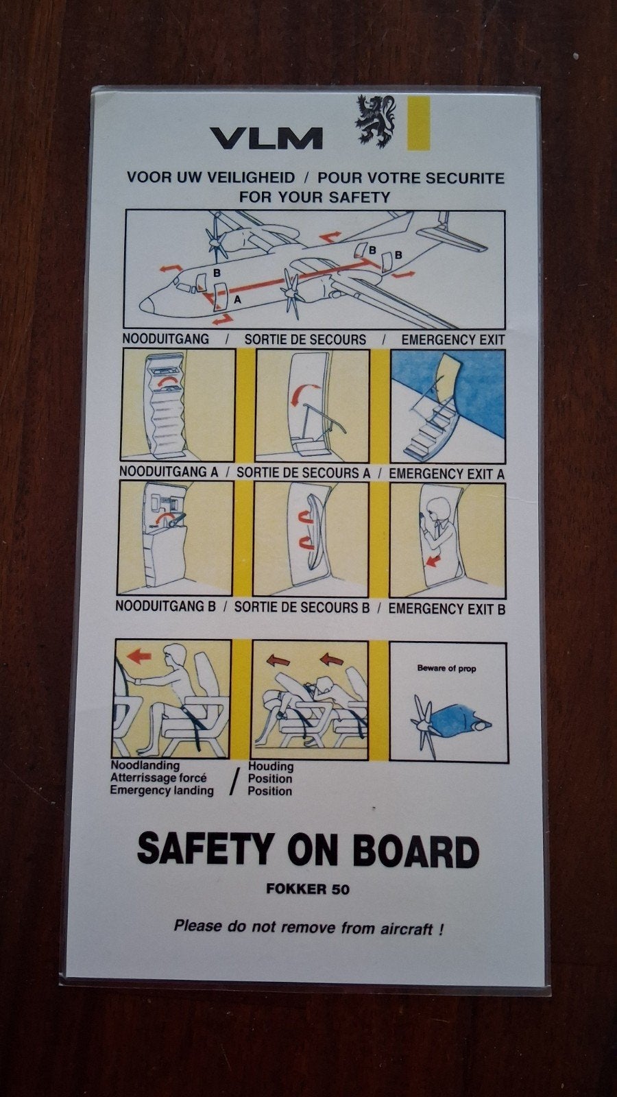 VLM Fokker 50 Safety Card, Verzamelen, Luchtvaart en Vliegtuigspotten, Verzenden, Zo goed als nieuw, Kaart, Foto of Prent