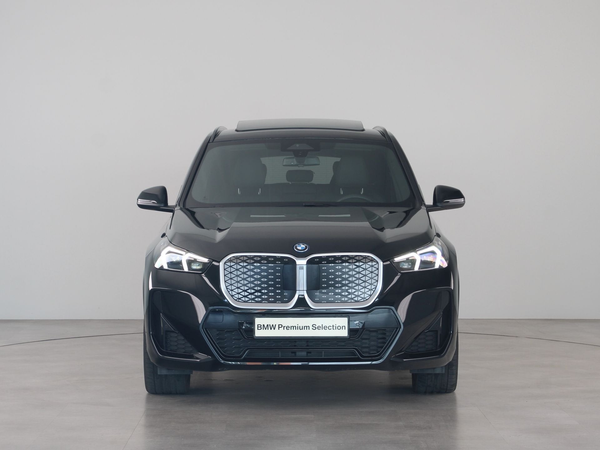 BMW iX1 eDrive20 67 kWh M Sport Edition Trekhaak (bj 2025), Gebruikt, Met garantie (alle), 24 min, Zwart