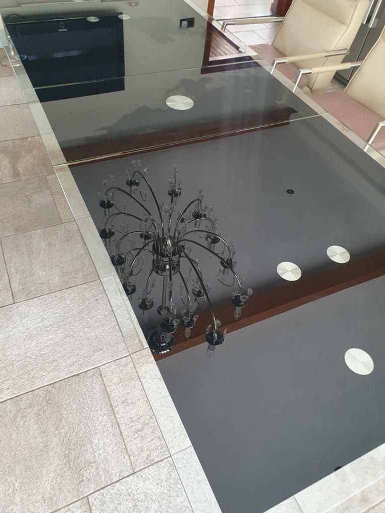 Uitschuifbare eettafel met glasplaten en natuurstenen voet, Huis en Inrichting, Tafels | Eettafels, Ophalen, Gebruikt, 100 tot 150 cm