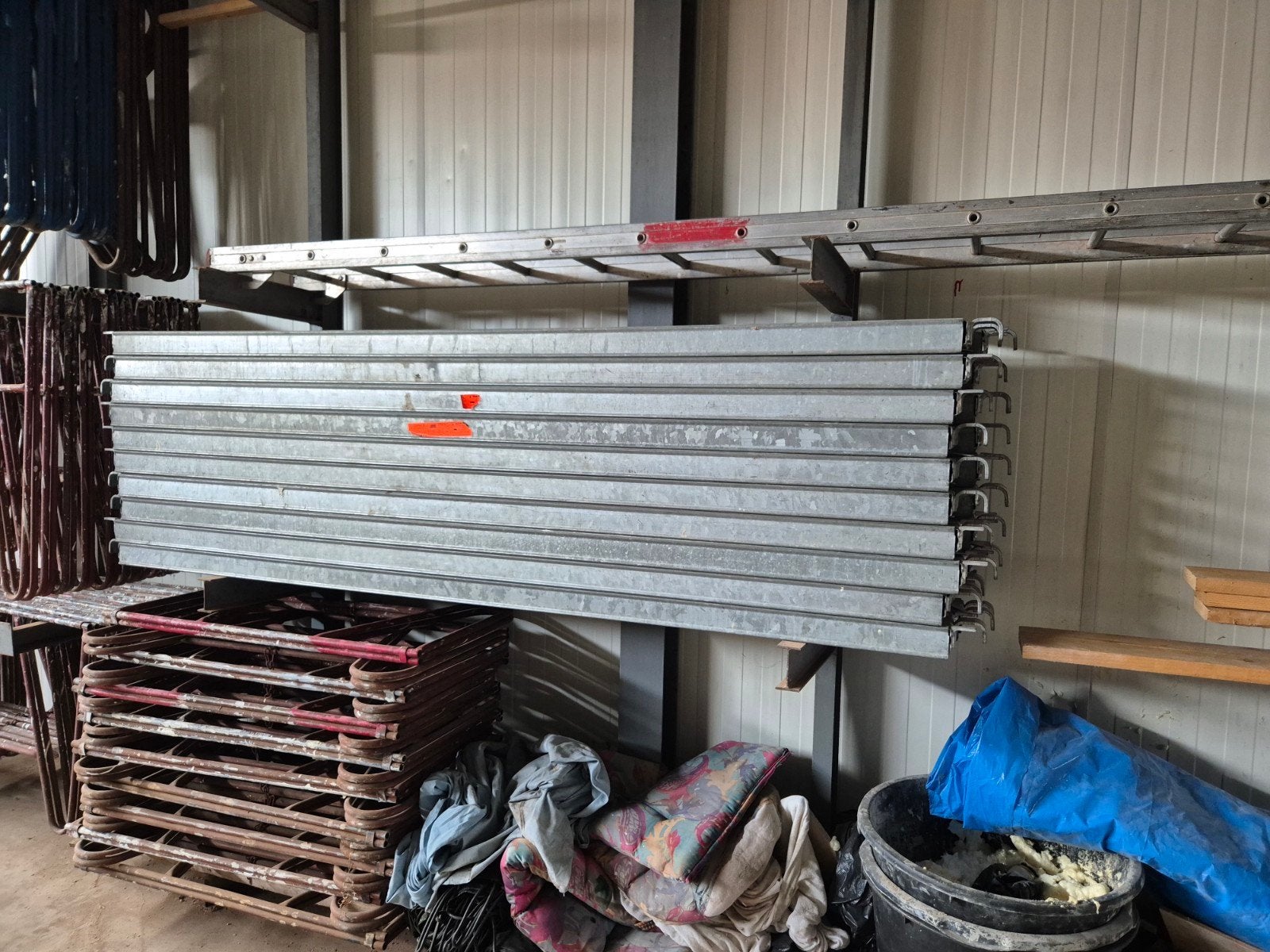 Foto 4 van lyer steiger materiaal.