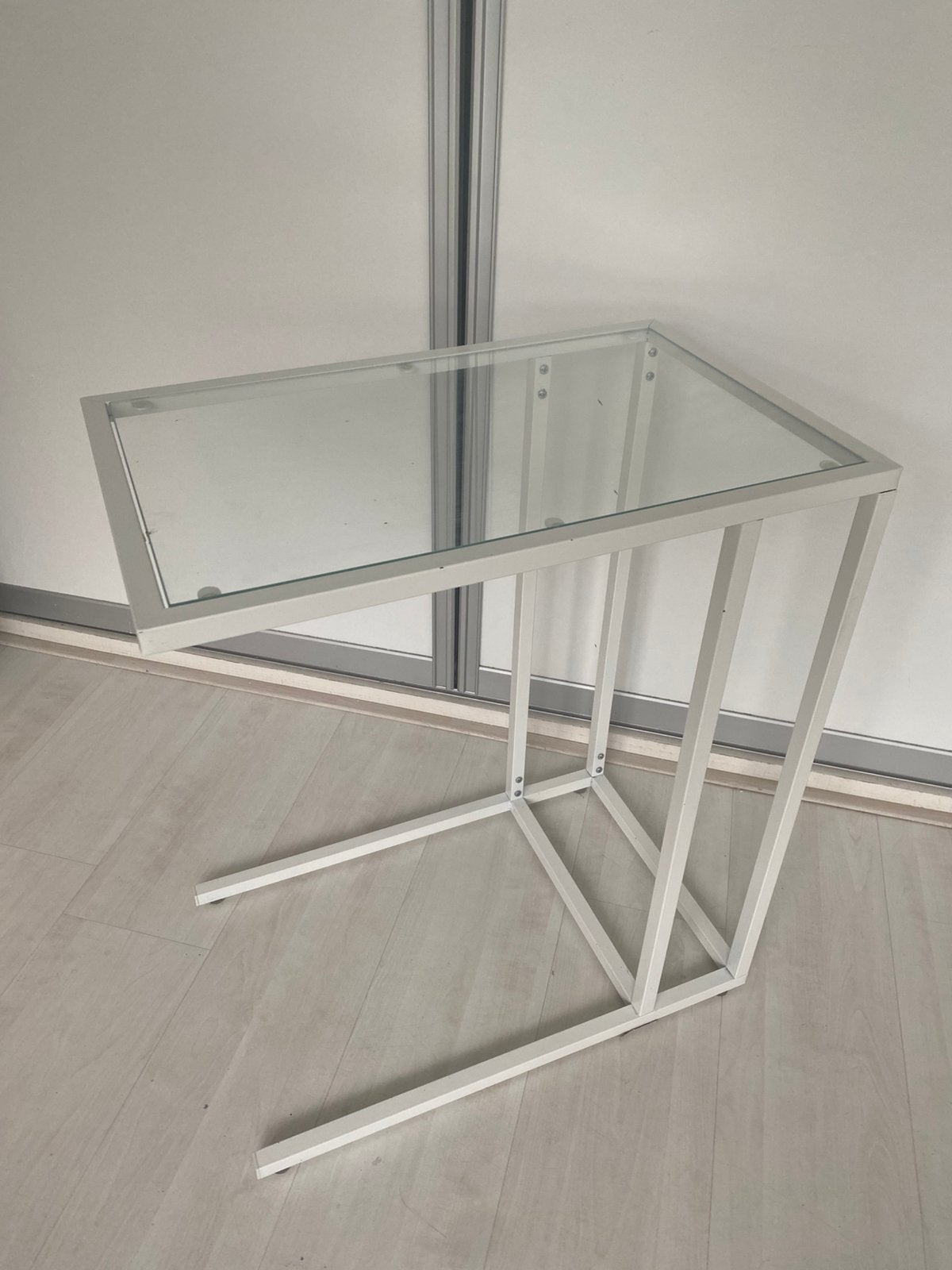 VITTSJÖ laptop /bedtafel, wit/glas 35x35, Ophalen, Gebruikt, 50 tot 100 cm, Glas