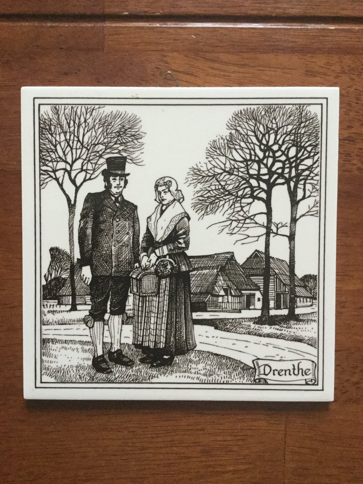 Tegeltje Drenthe met traditionele klederdracht, Ophalen of Verzenden