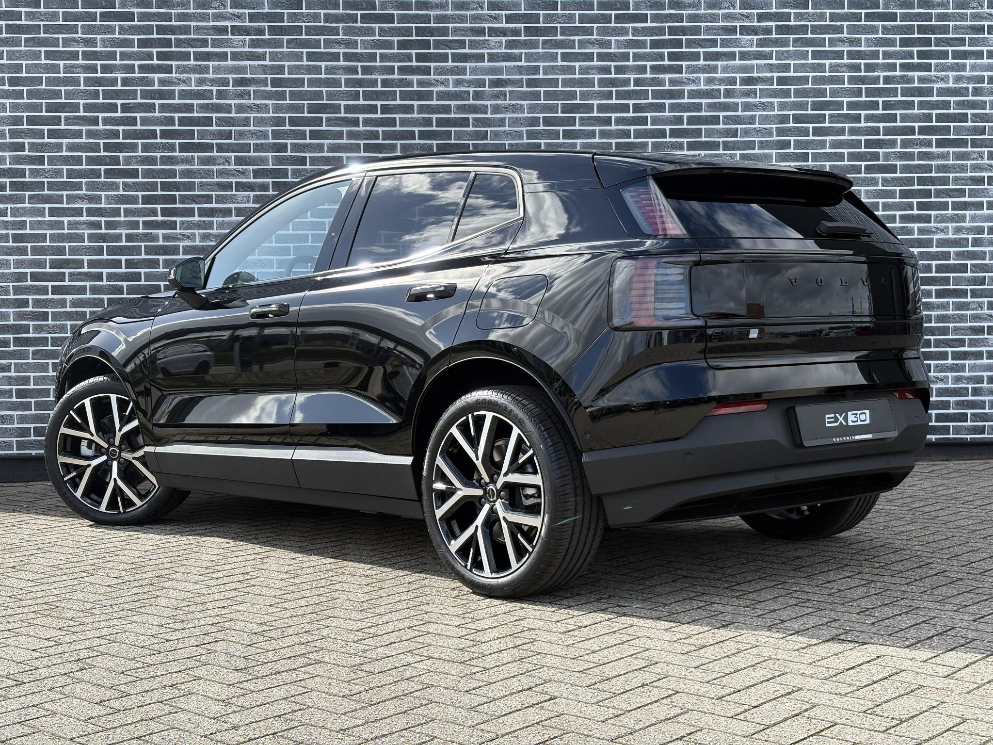 Volvo EX30 P5 Long Range Plus Black Edition Europa 69 kWh |, Auto's, Automaat, Achterwielaandrijving, Zwart, Leder en Stof