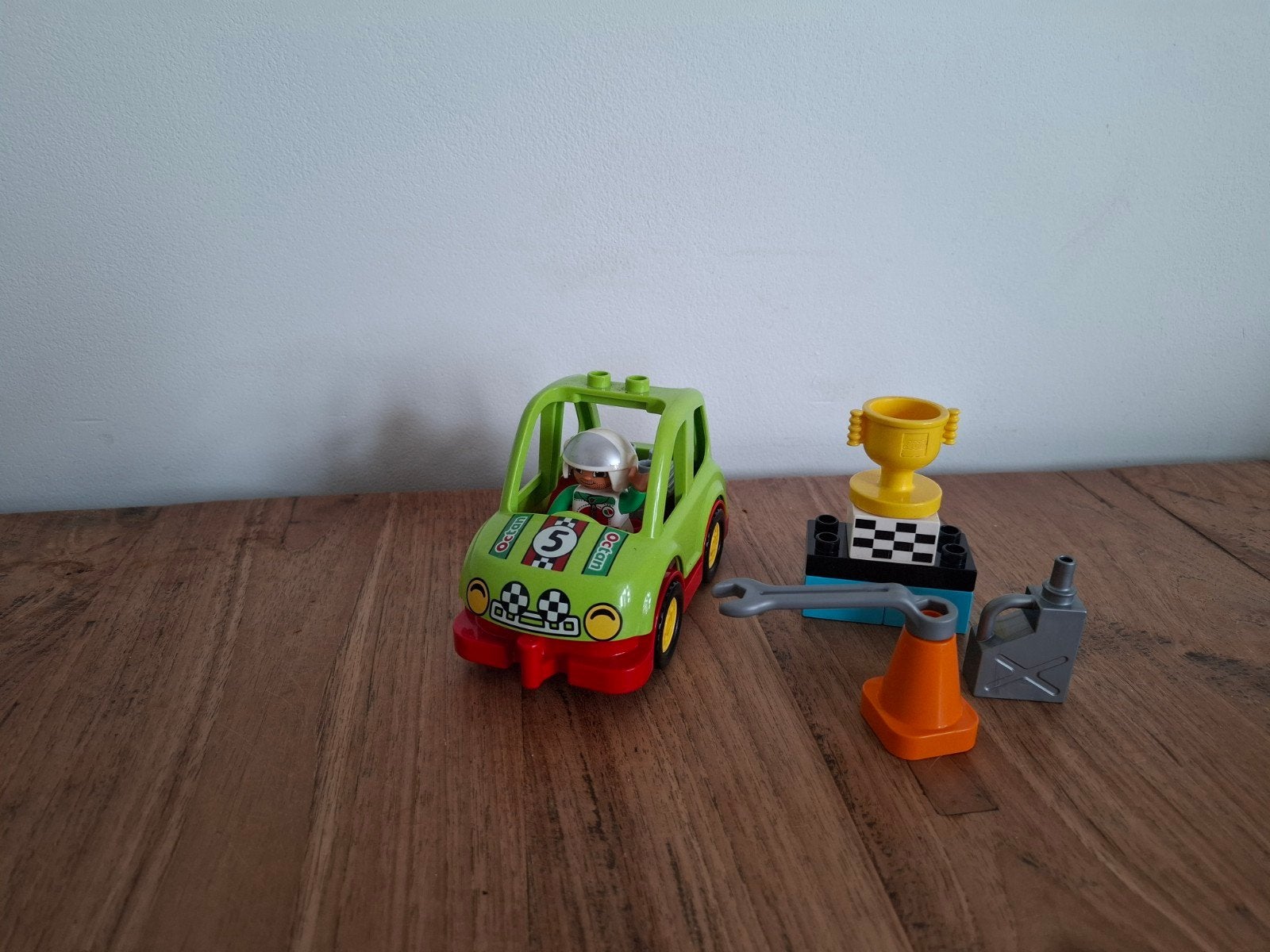 LEGO Duplo Raceauto 10589, Kinderen en Baby's, Speelgoed | Duplo en Lego, Gebruikt, Ophalen of Verzenden, Inclusief minifiguren