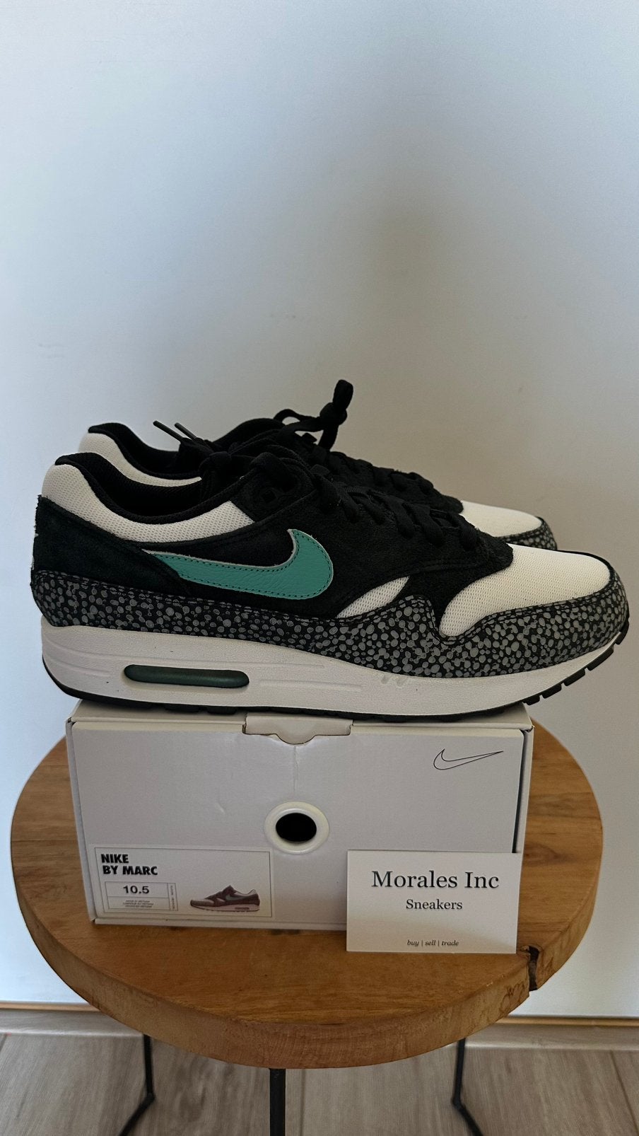 Nike Air Max 1 NBY Elephant (2022) EU 44.5 nieuw, Kleding | Heren, Schoenen, Overige kleuren, Nike, Nieuw, Ophalen of Verzenden