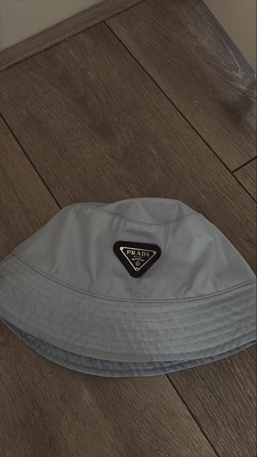 Prada Bucket Hat - Lichtblauw, Kleding | Dames, Hoeden en Petten, Ophalen of Verzenden, Zo goed als nieuw, One size fits all, Hoed