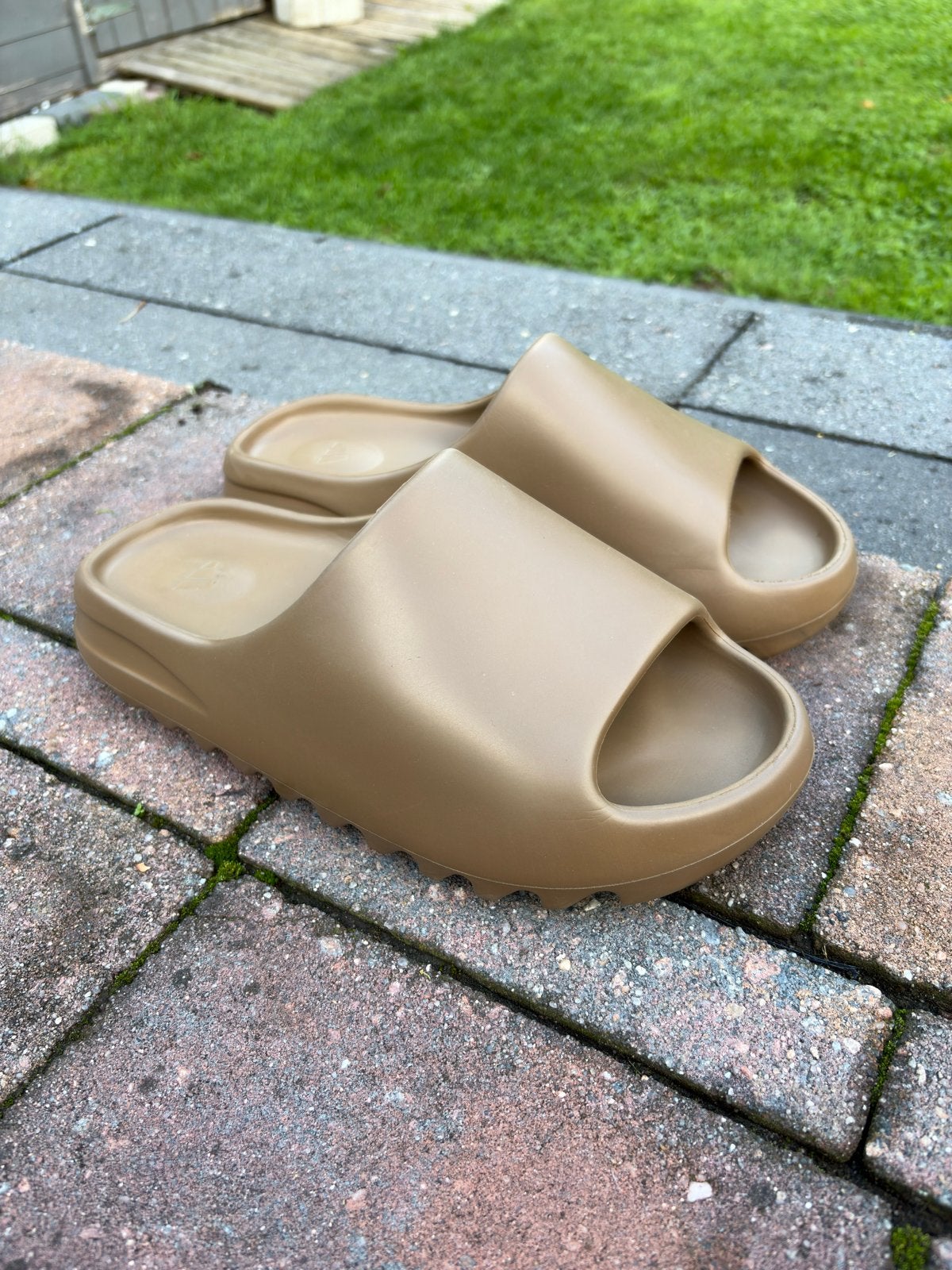 Adidas Yeezy Slide - Maat 42, Slippers, Bruin, Ophalen of Verzenden, Zo goed als nieuw