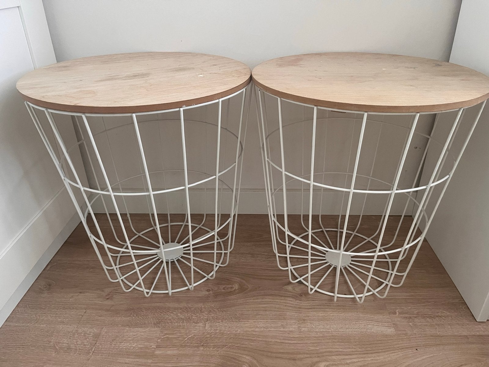 Set van 2 bijzettafels met houten blad en metalen mand, Minder dan 55 cm, Gebruikt, Rond, Hout