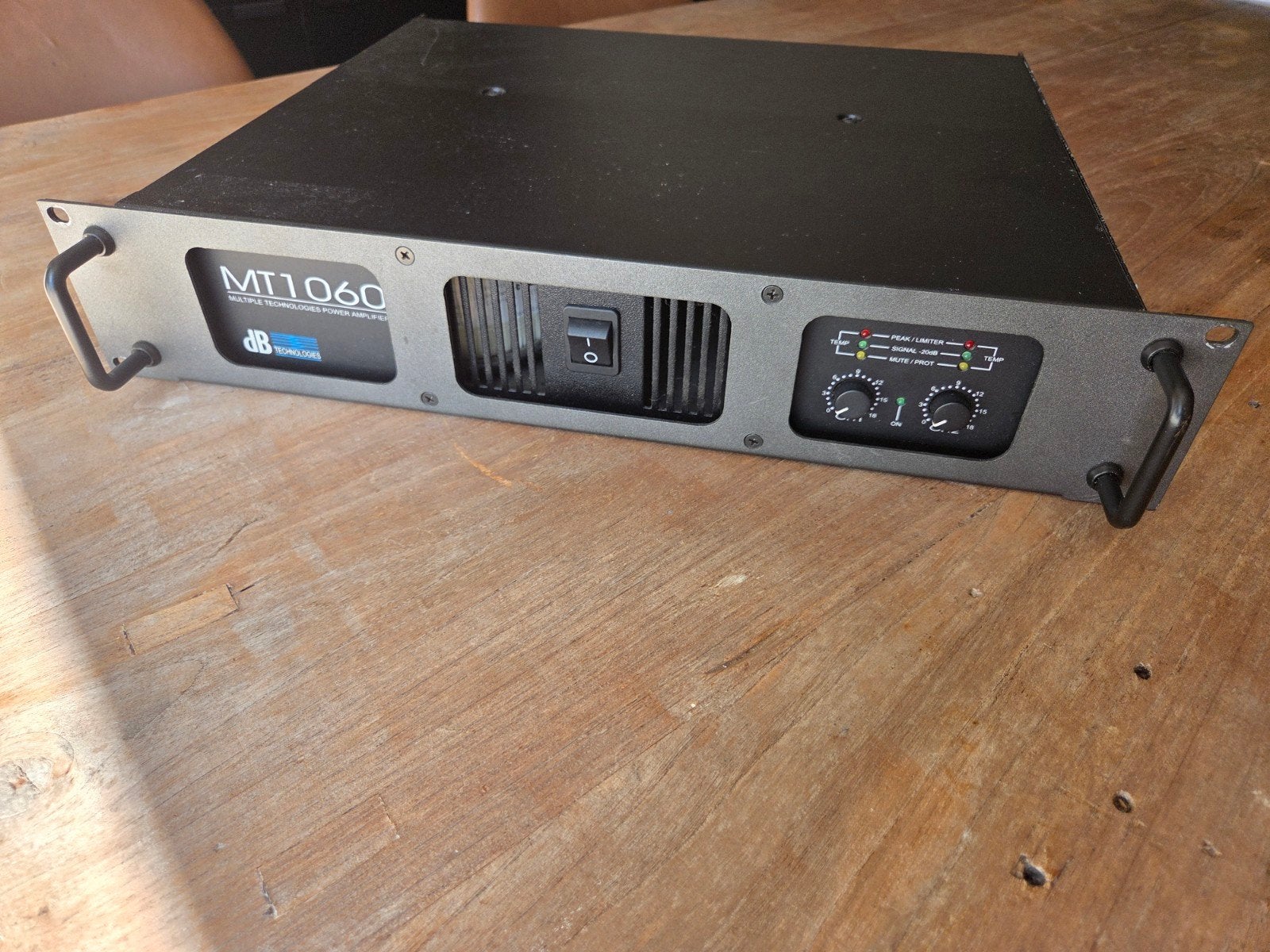 DB Technologies MT1060 versterker, Ophalen, Zo goed als nieuw, 500 tot 1000 watt, P.A.