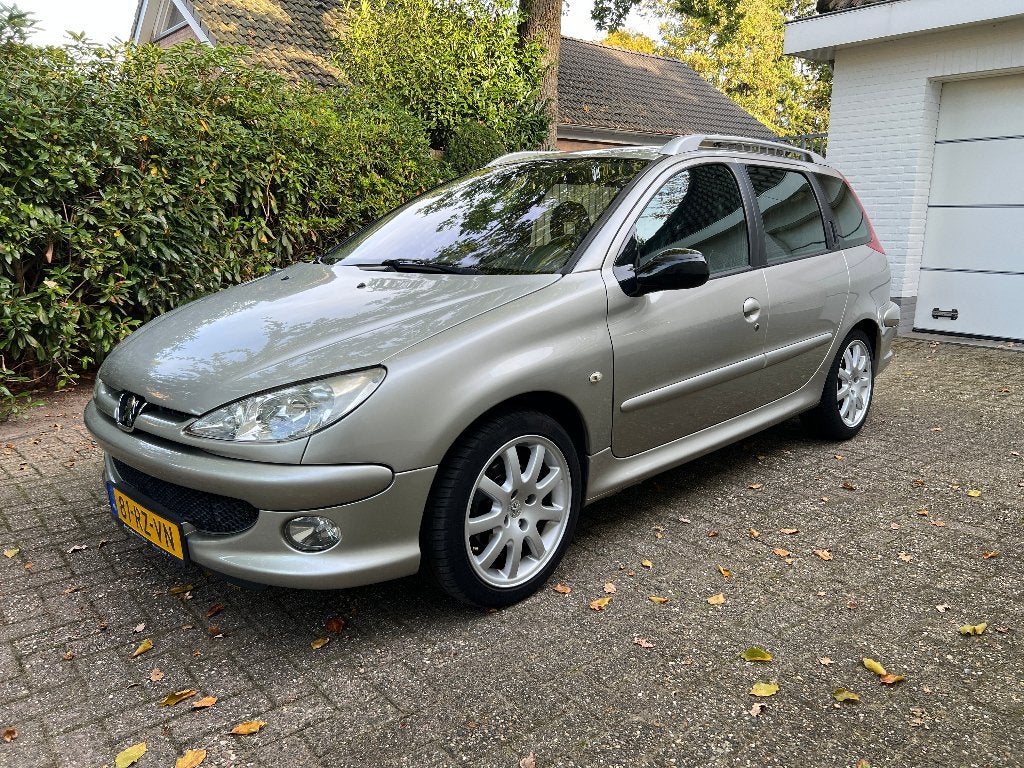 Peugeot 206 1.6 16V SW 2005 Grijs, Auto's, Voorwielaandrijving, 15 km/l, 40 €/maand, Zwart