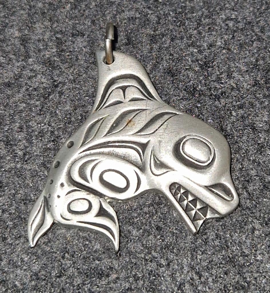 Tinnen hanger, killer whale. Canada. First Nations., Ophalen of Verzenden, Overige materialen