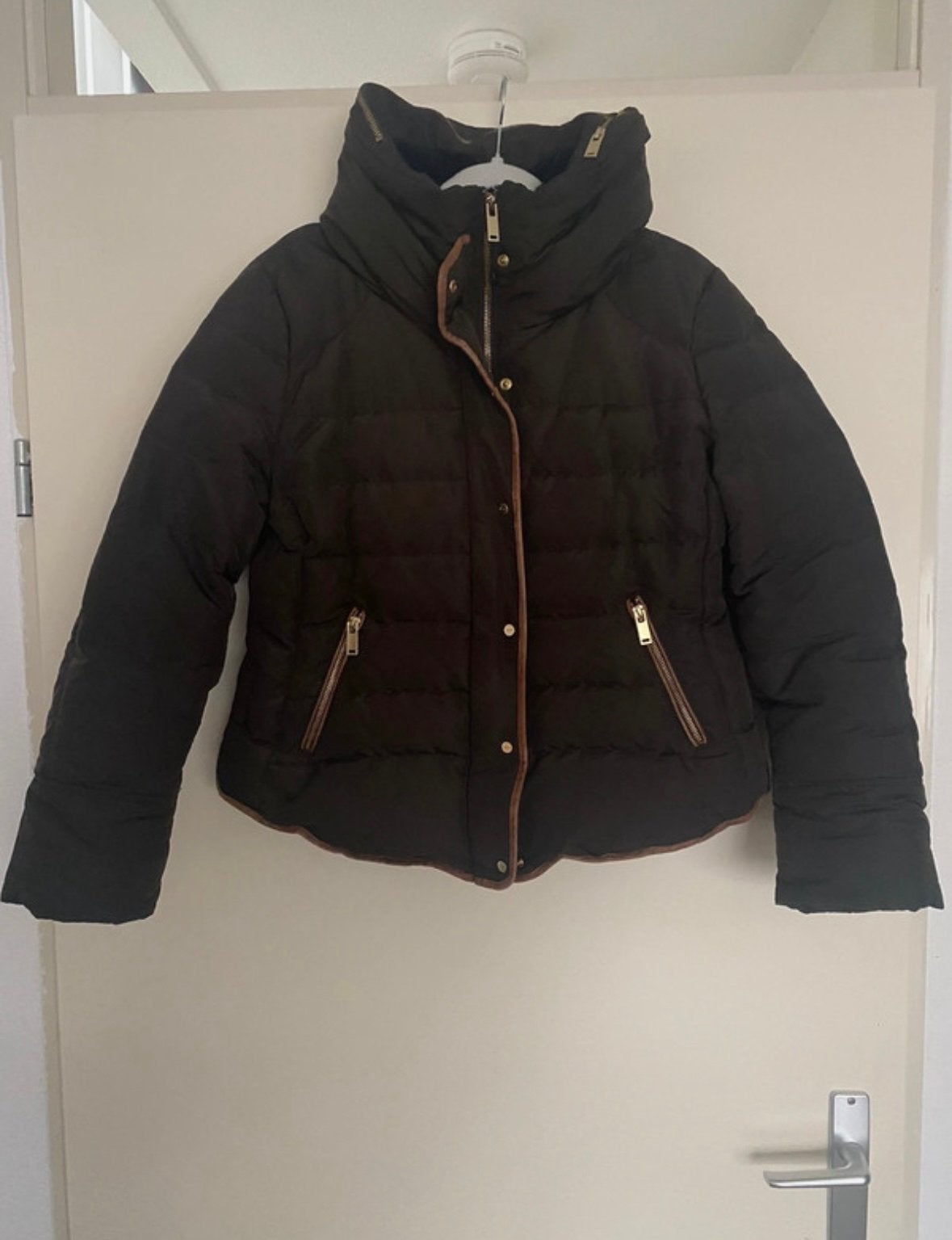 Zara Groene Jas XXL met Suède Accenten en Gouden Ritsen, Kleding | Dames, Ophalen of Verzenden, Zo goed als nieuw, Maat 46/48 (XL) of groter