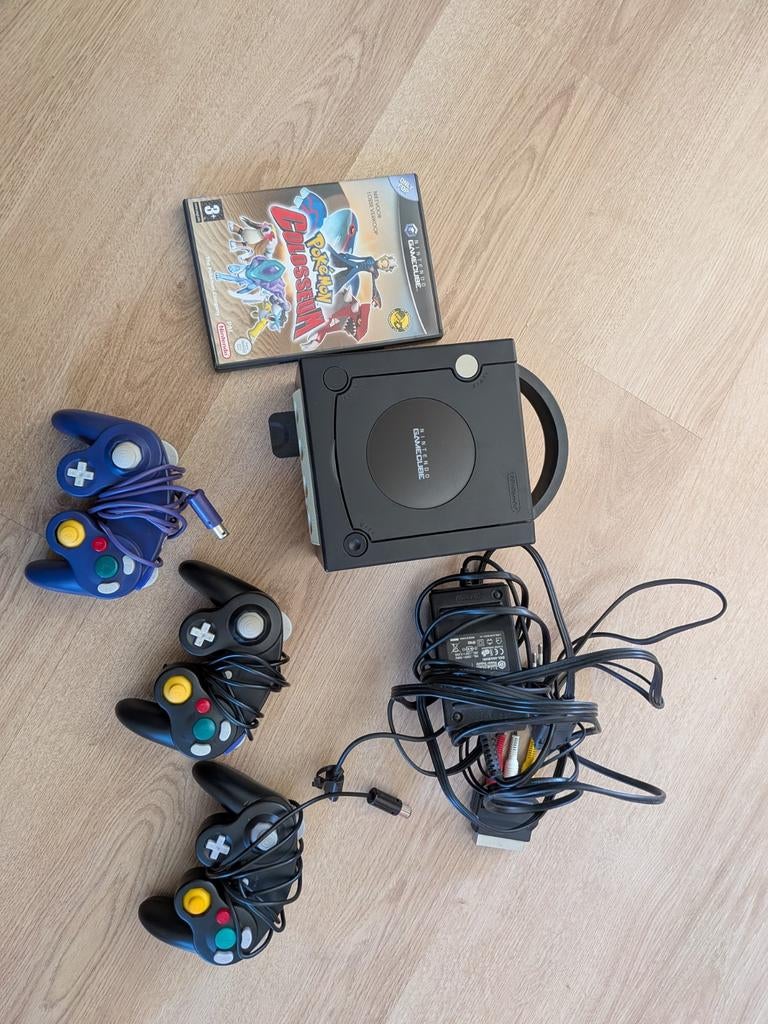GameCube met 3 controllers en Pokemon Colosseum te koop!, Gebruikt, Verzenden, Zwart, Met games