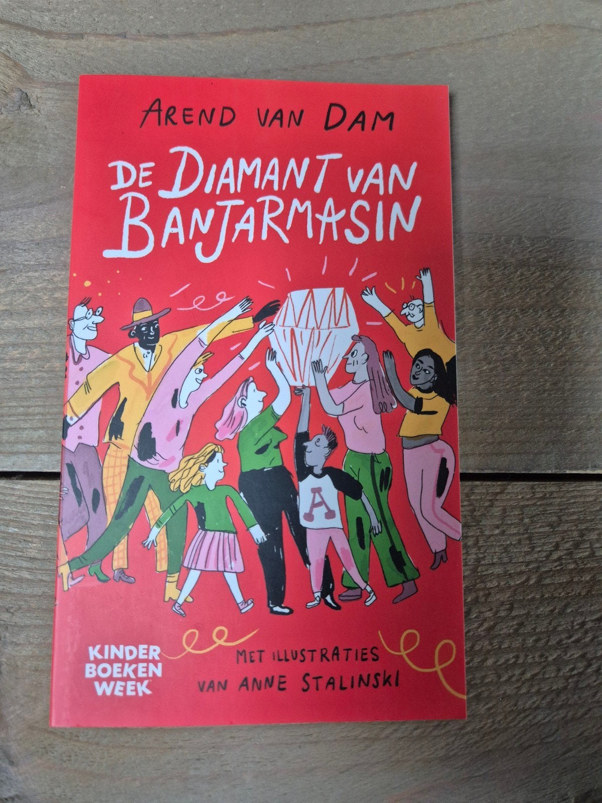 De Diamant van Banjarmasin - Arend van Dam, Boeken, Ophalen of Verzenden, Zo goed als nieuw, Arend van Dam, Fictie algemeen
