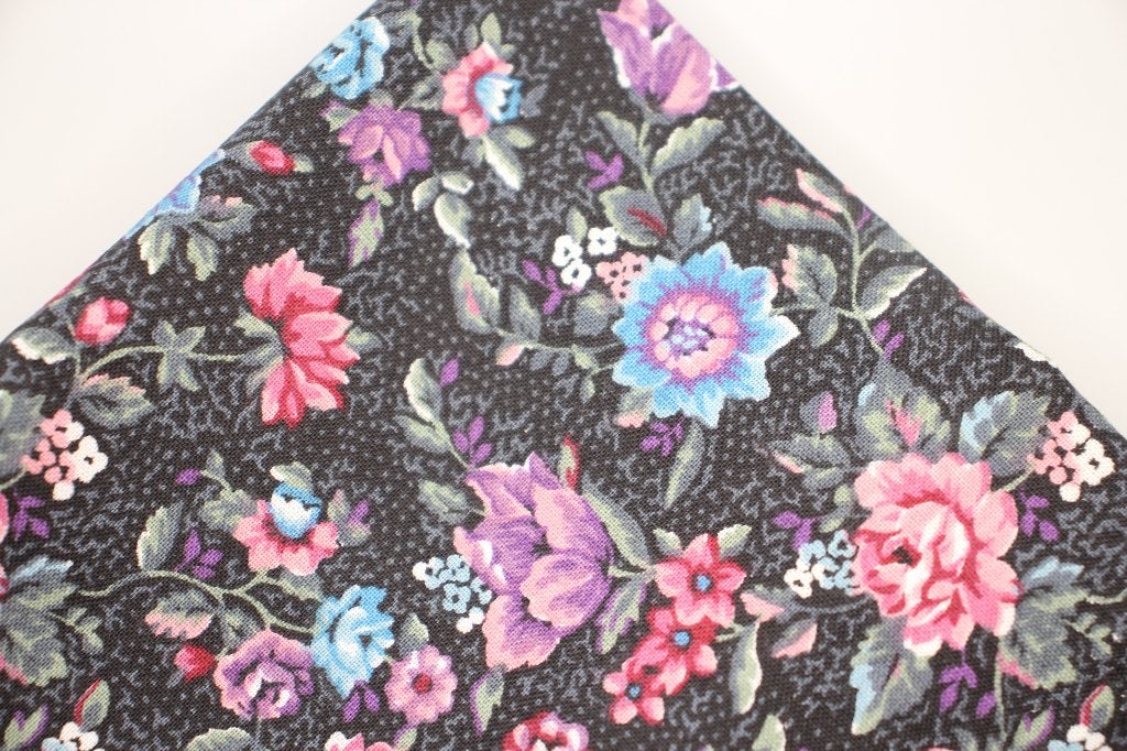 Coupon 100% katoen stof - zwart met gekleurde bloemen #4140, Zwart, Nieuw, Ophalen of Verzenden, 30 tot 120 cm