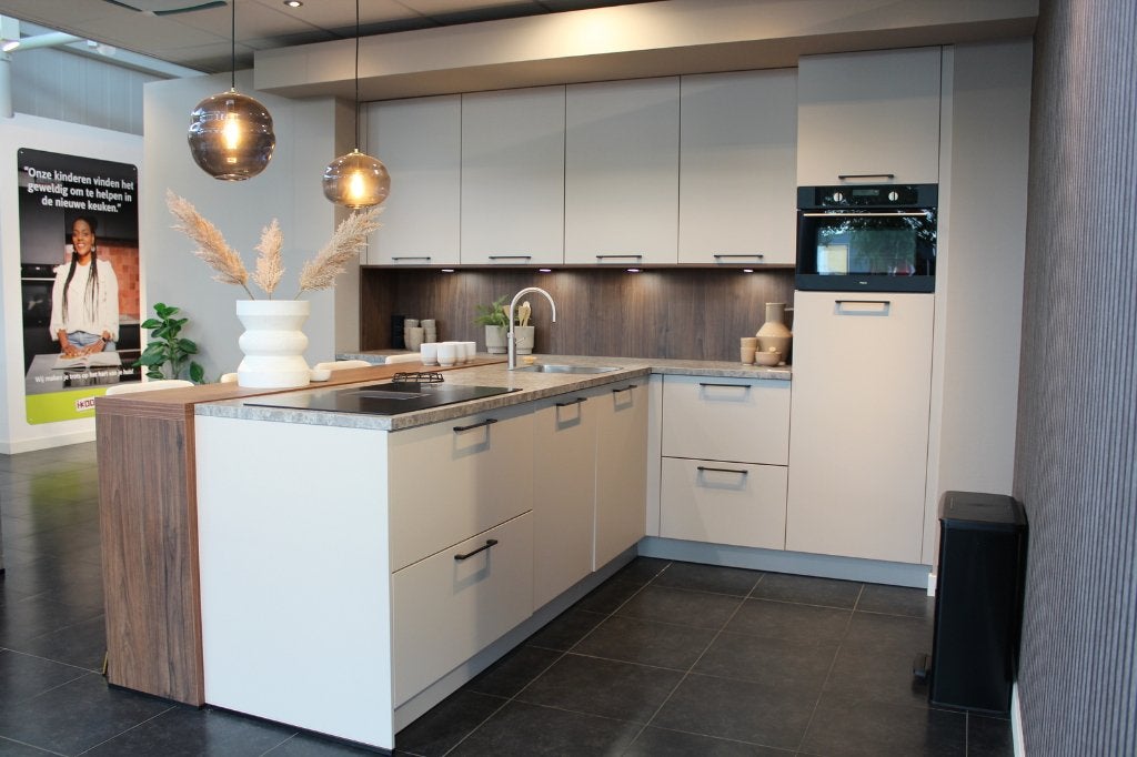 HU4 – Häcker Concept130 schiereilandkeuken met bar, Ophalen, Info@)haecker-kuechen.de, Overige kleuren, Nieuw