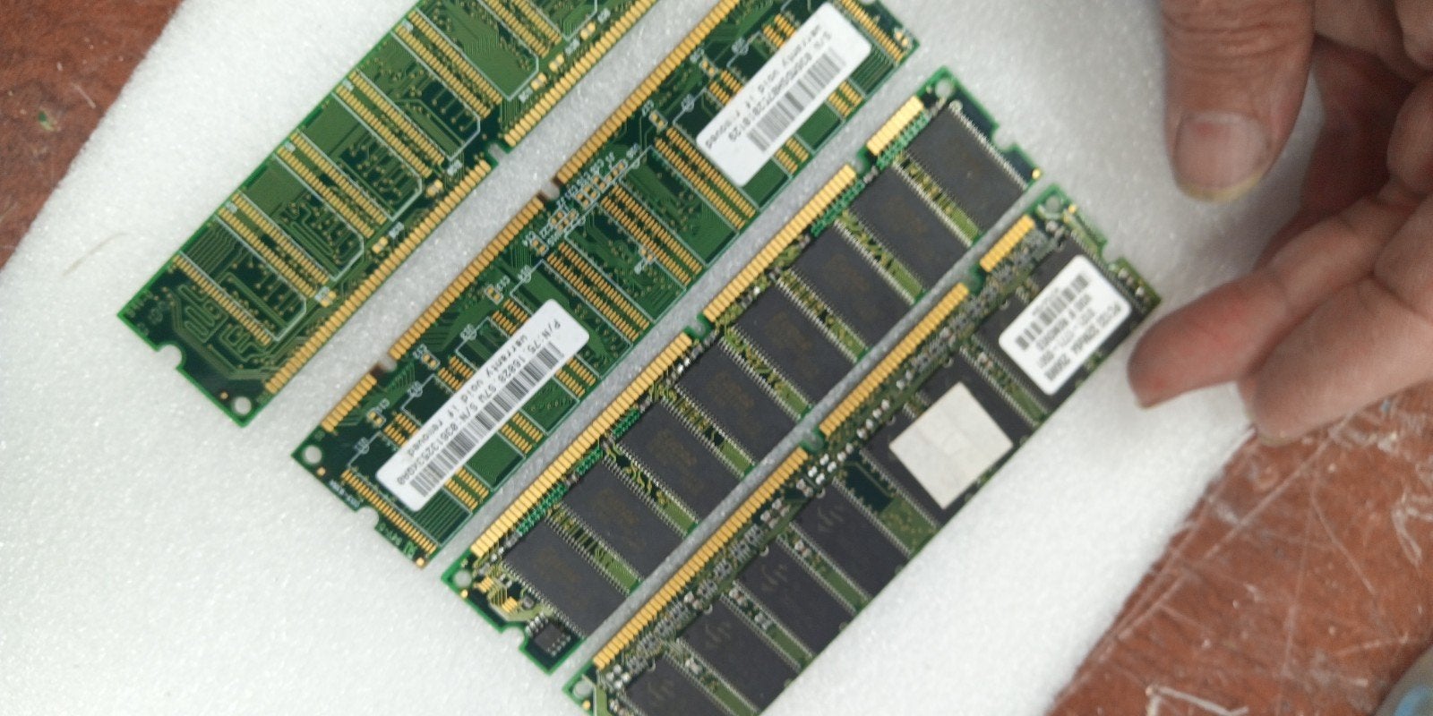 Set van 4 PC133 SDRAM Geheugenmodules, Gebruikt, Server, Ophalen of Verzenden, DDR