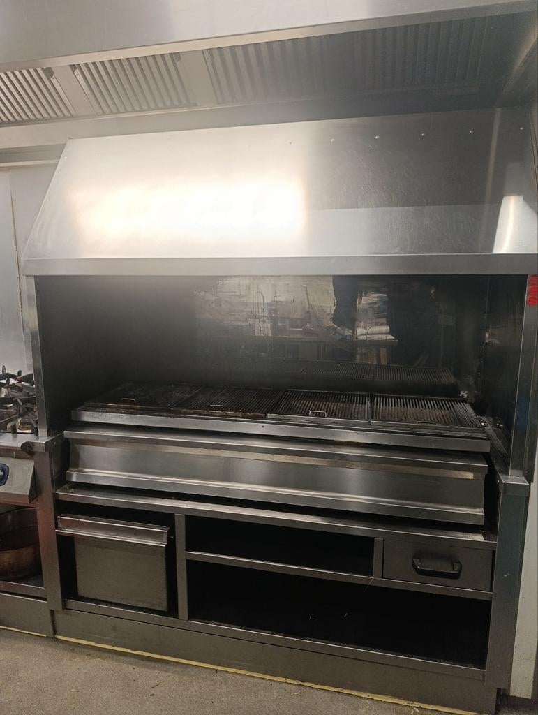 Professionele houtskoolgrill +afzuigkap, Ophalen, Gebruikt