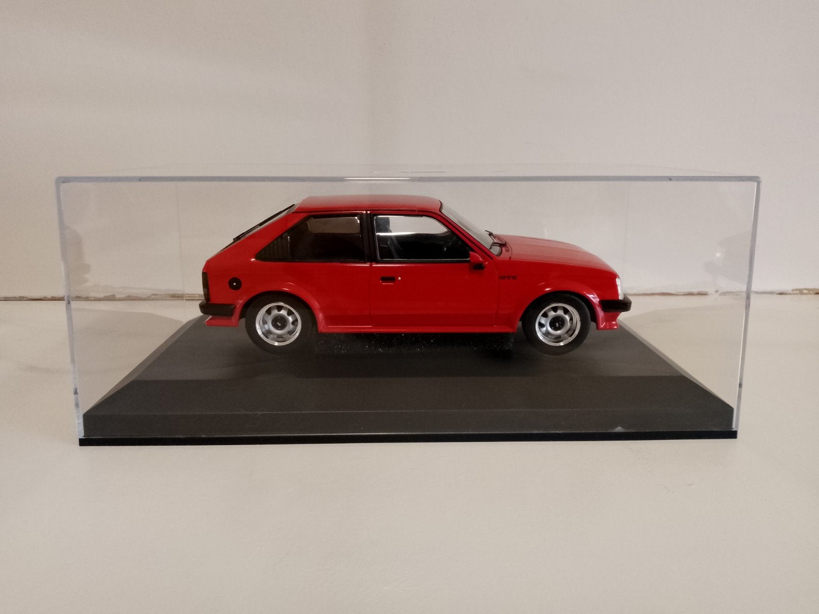 MCG - Opel kadet D GTE  tuning Red 1:18, Hobby en Vrije tijd, Modelauto's | 1:18, Ophalen of Verzenden, Zo goed als nieuw, Auto