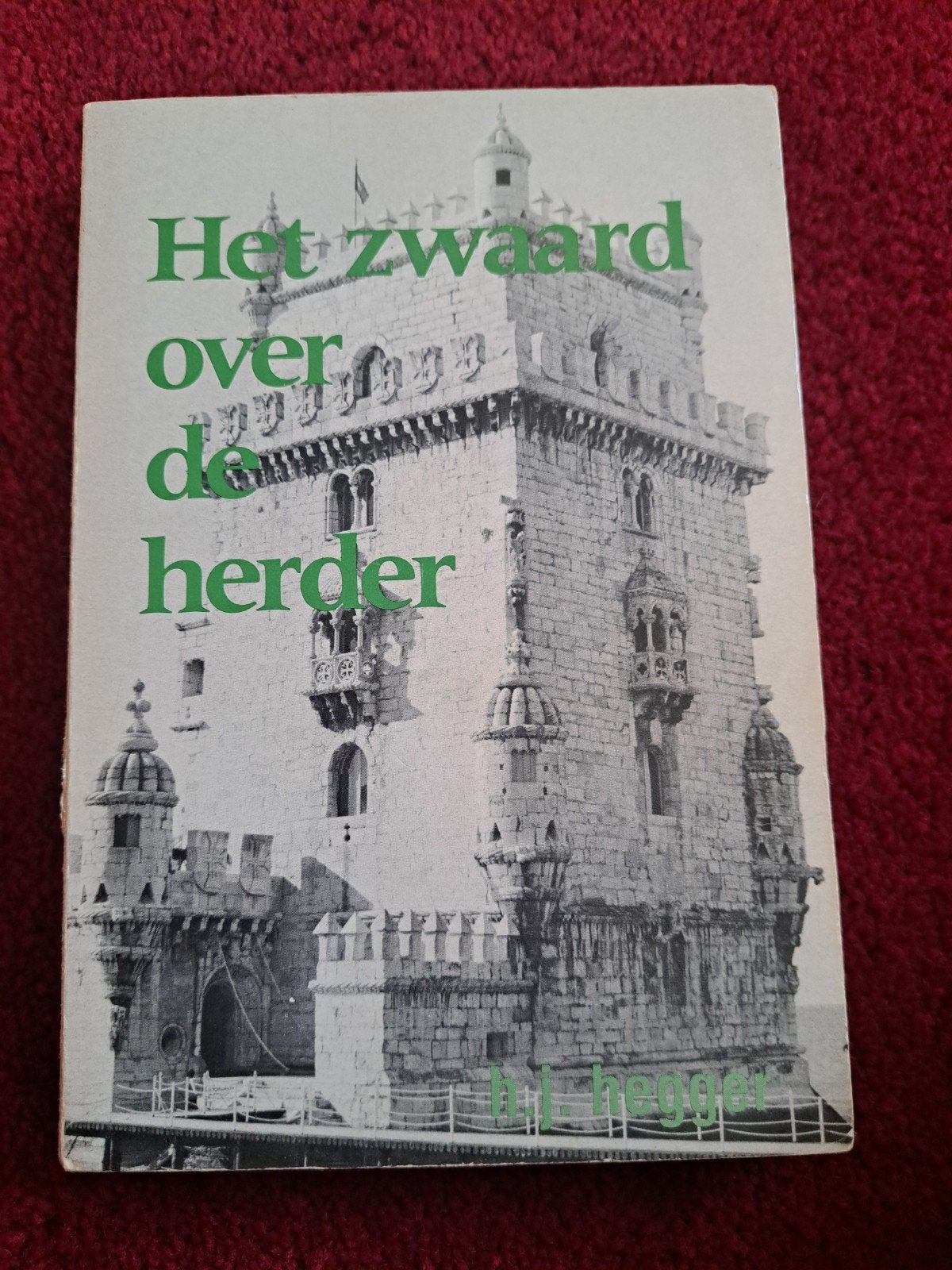 Het zwaard over de herder - J.J. Siegger, Ophalen of Verzenden, Gelezen, J.J. Siegger, Christendom | Katholiek