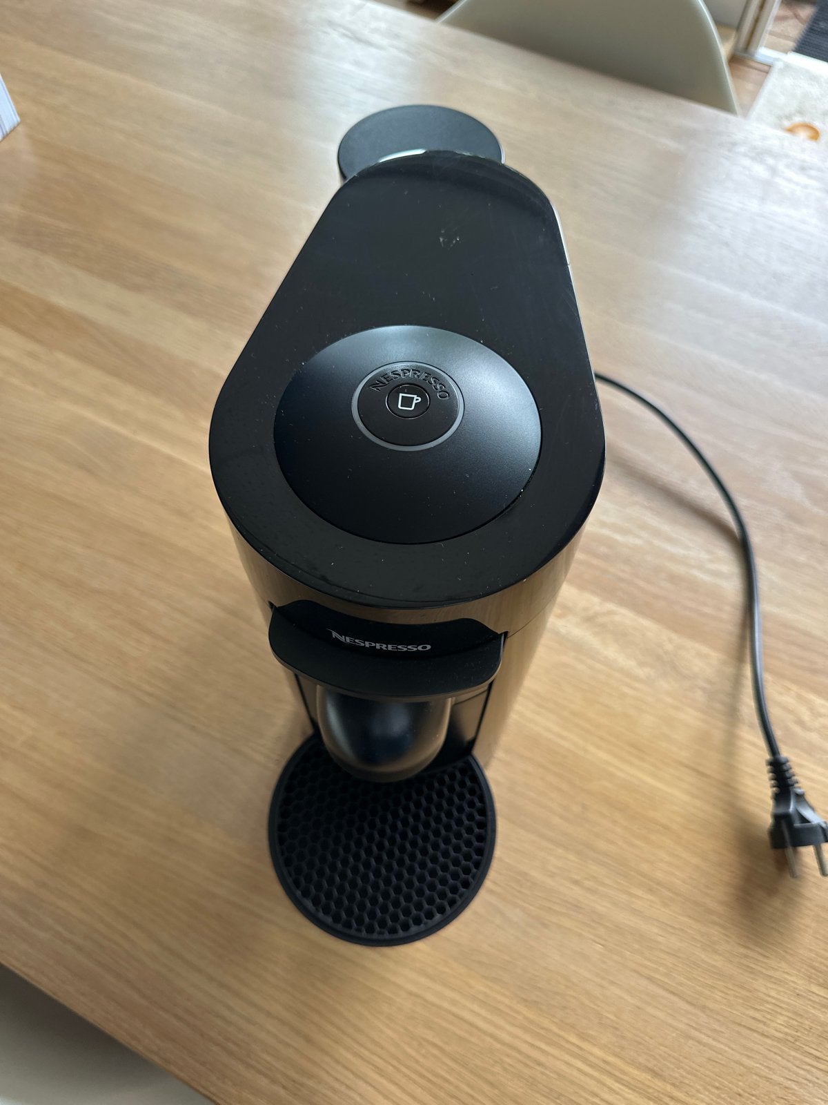 Zwarte Nespresso Vertuo, Koffiemachine, Ophalen of Verzenden, Zo goed als nieuw, Koffiepads en cups
