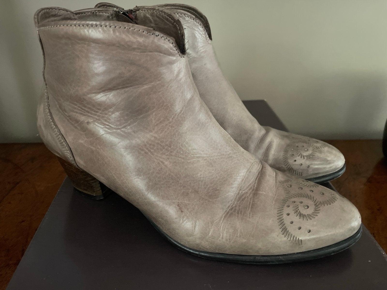 LAV. ARTIGIANA zacht leren enkellaarsjes maat 39, Kleding | Dames, Schoenen, Ophalen of Verzenden, Gedragen, Beige, Lage of Enkellaarzen