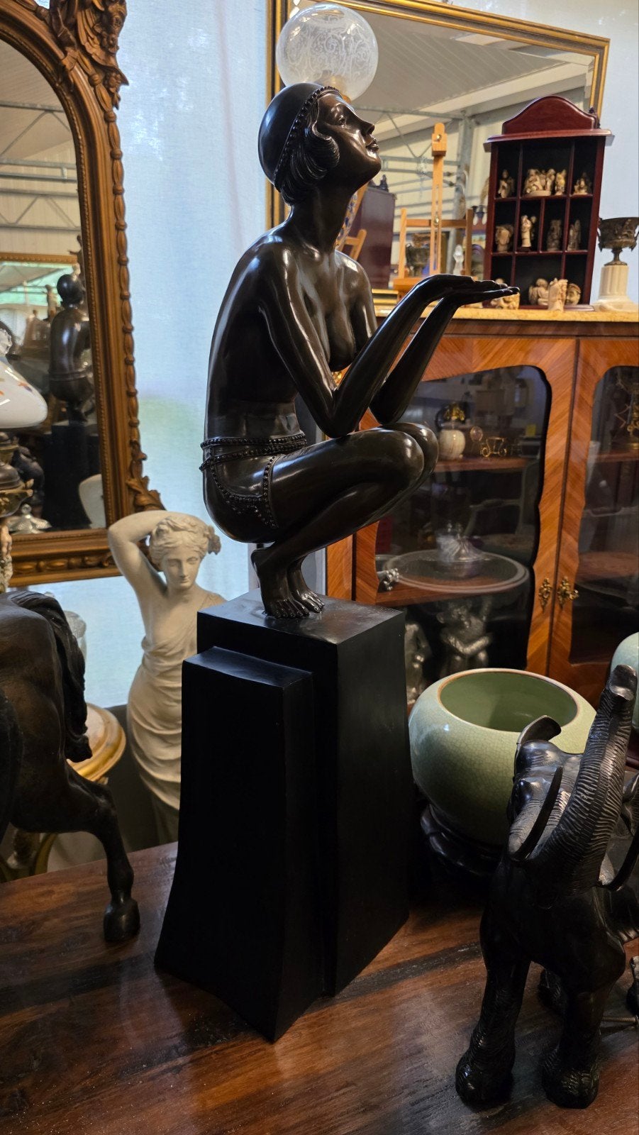 Groot bronzen art deco beeld van vrouw
