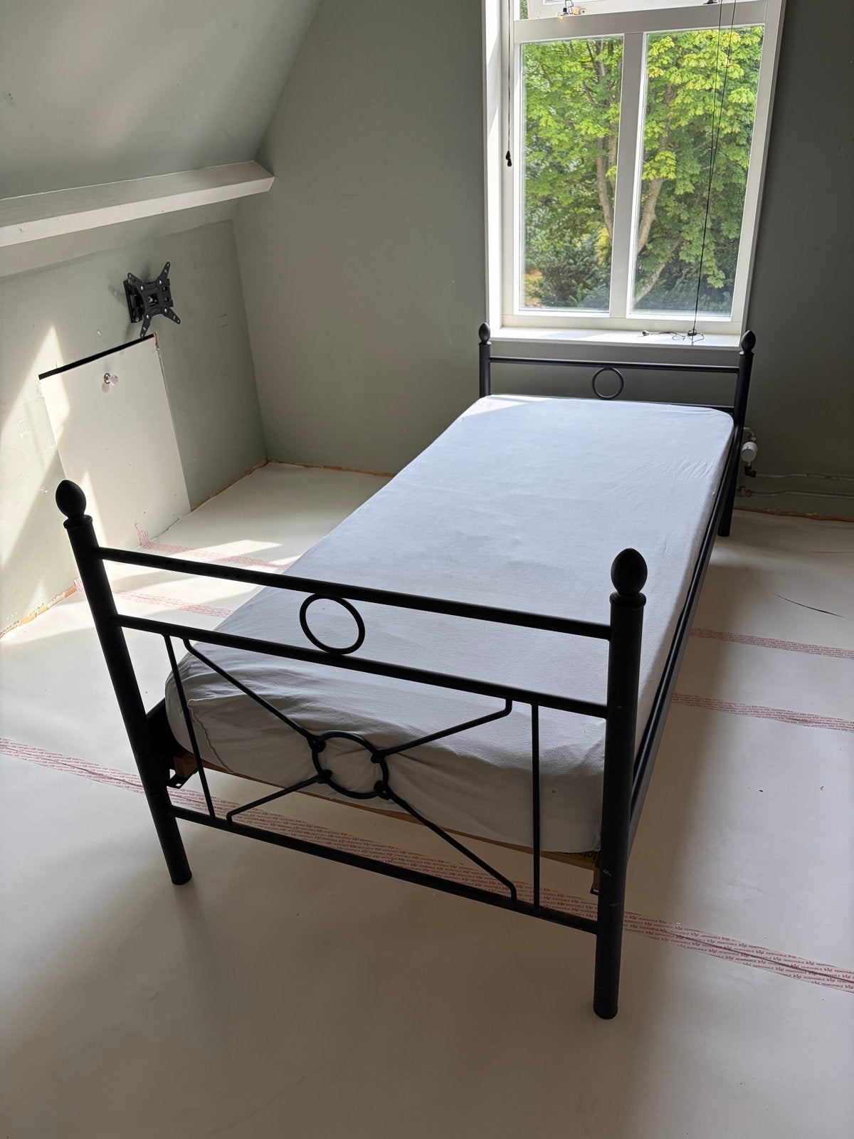 Eenpersoons metalen bedframe met lattenbodem, Huis en Inrichting, Gebruikt, 90 cm, Eenpersoons, Zwart
