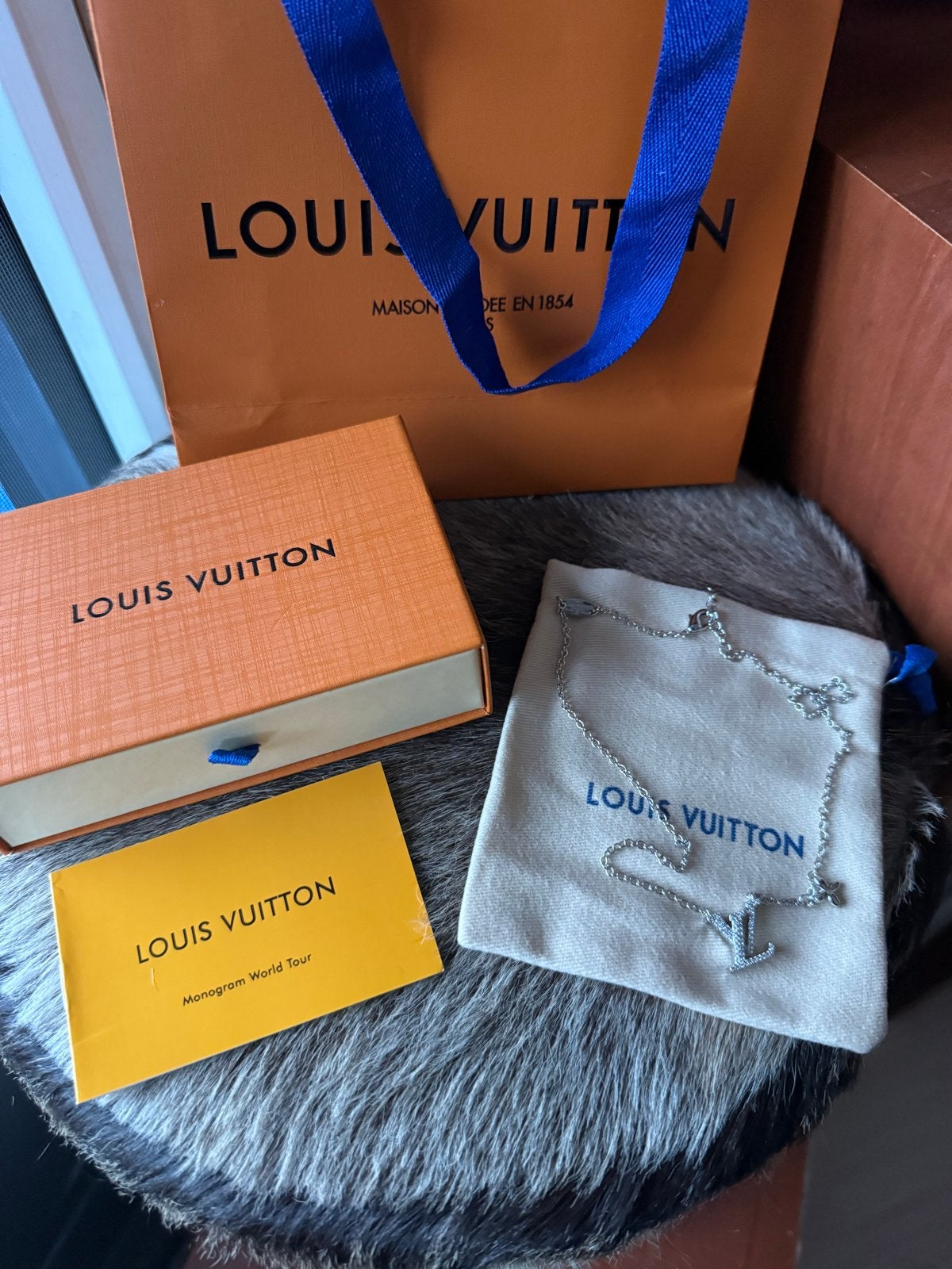 Louis Vuitton ketting met LV-logo en strass, Overige materialen, Nieuw, Ophalen of Verzenden, Zilver